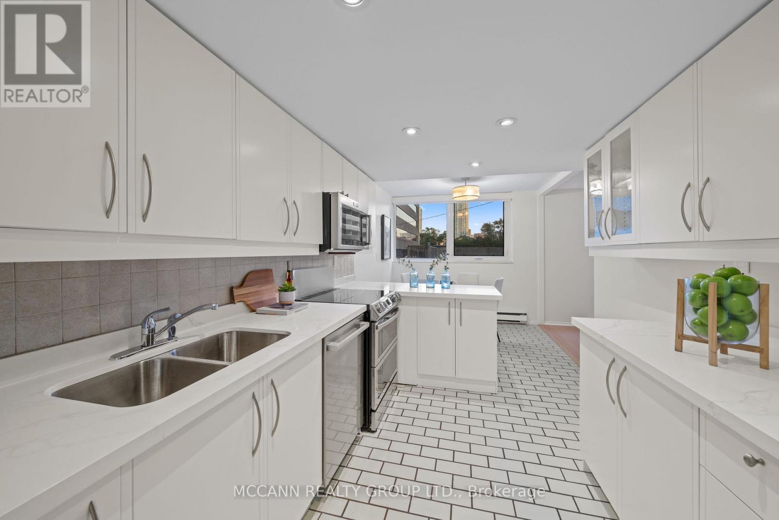 301 - 360 BLOOR STREET E — photo 17