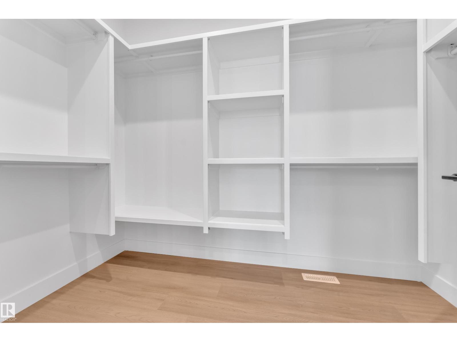 8790 Mayday LN SW, Edmonton