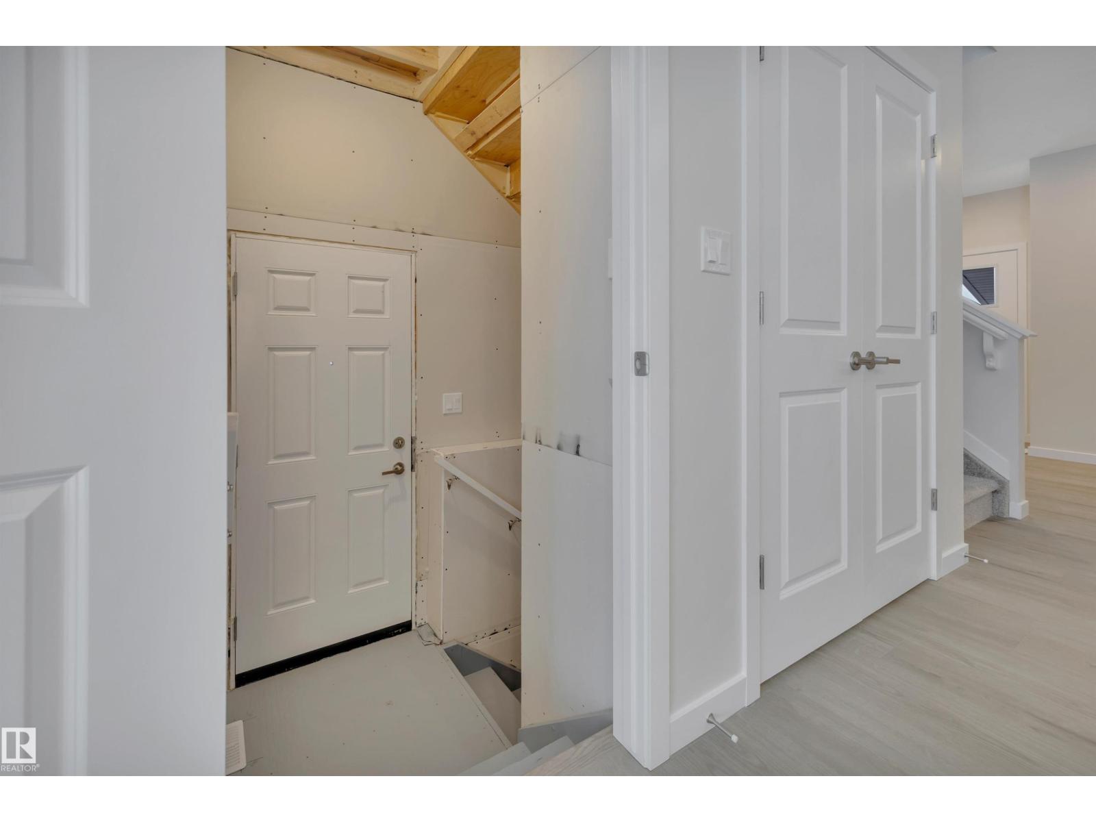 5631 Hawthorn WY SW SW, Edmonton