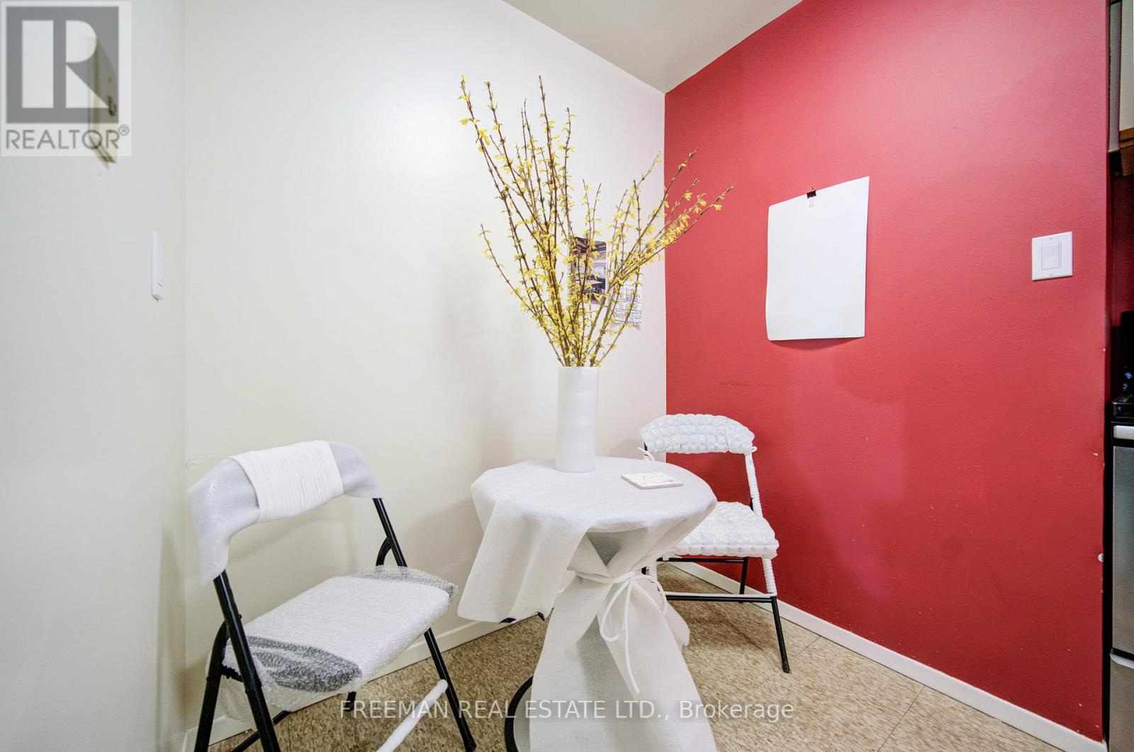 Eat-in kitchen
