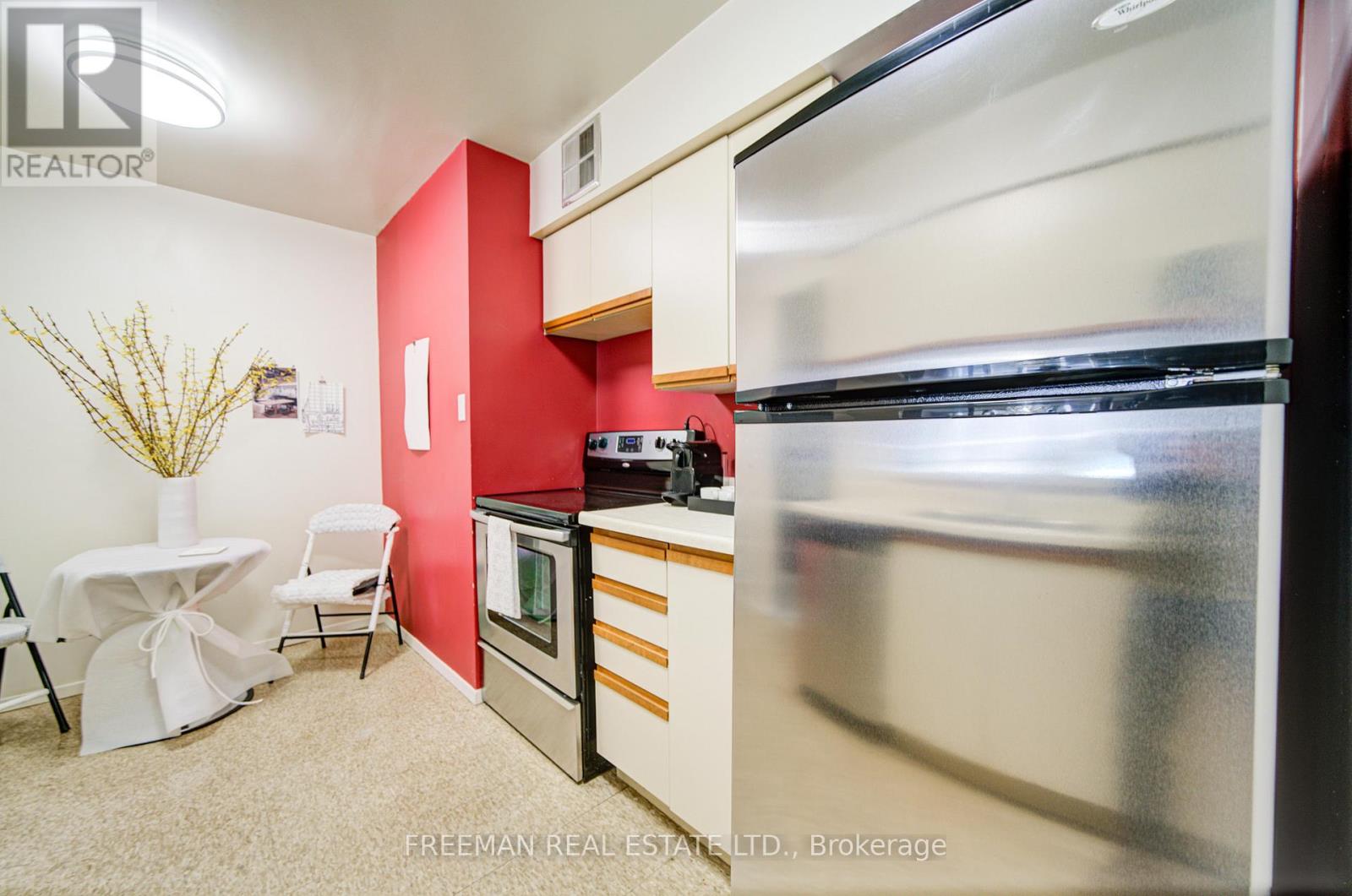 Proper full size kitchen with 5 appliances.
