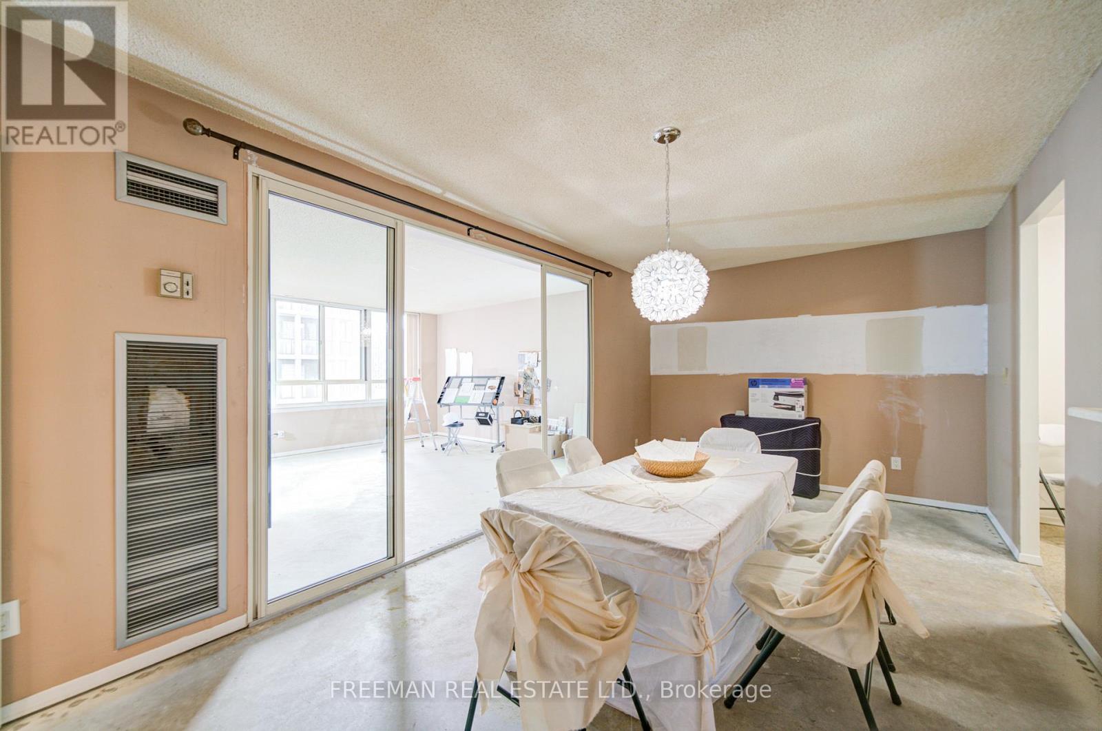 Formal dining room with room for table & furniture