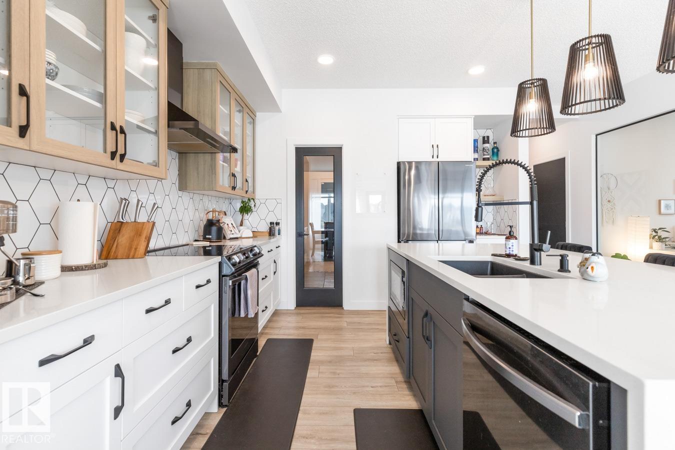 19147 22 AV NW - 11