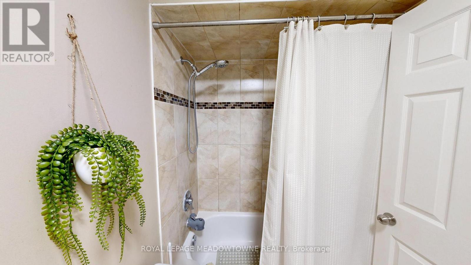 #2 1591 SOUTH PARADE COURT - 18