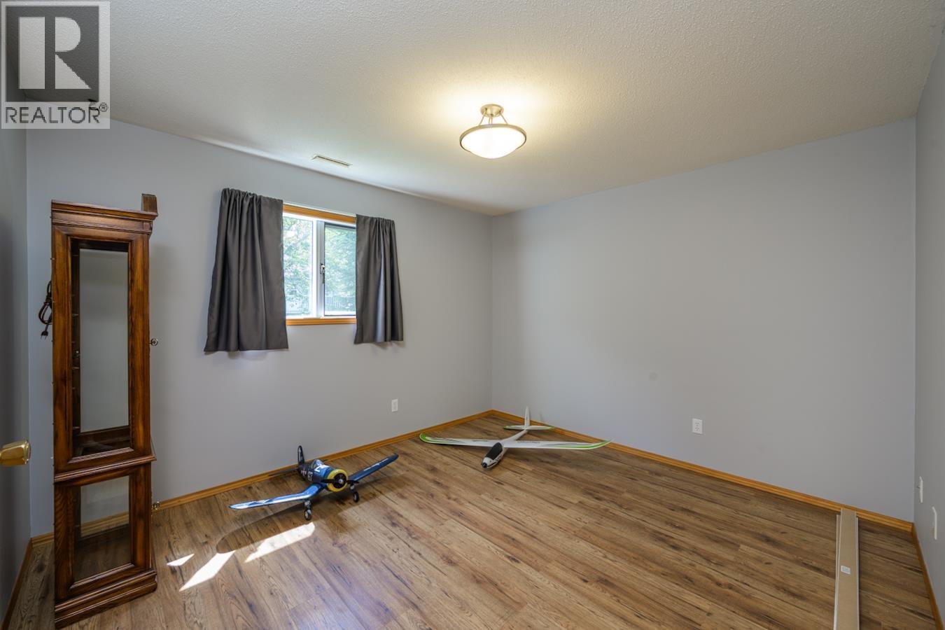 1917 CLEARWOOD CRESCENT - 32