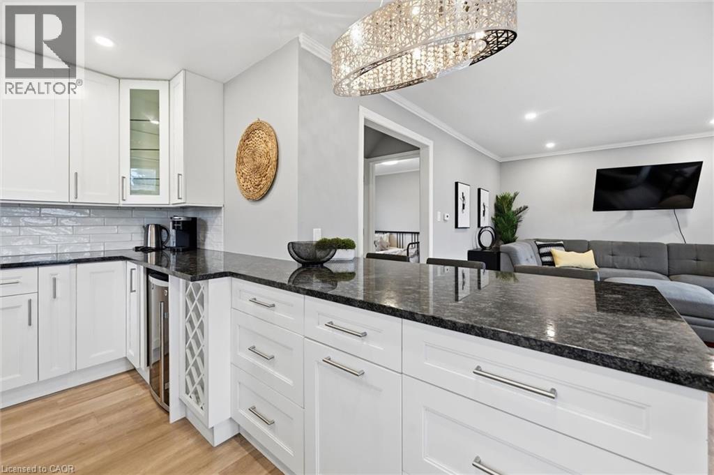 70 WHYTE Avenue N - 18