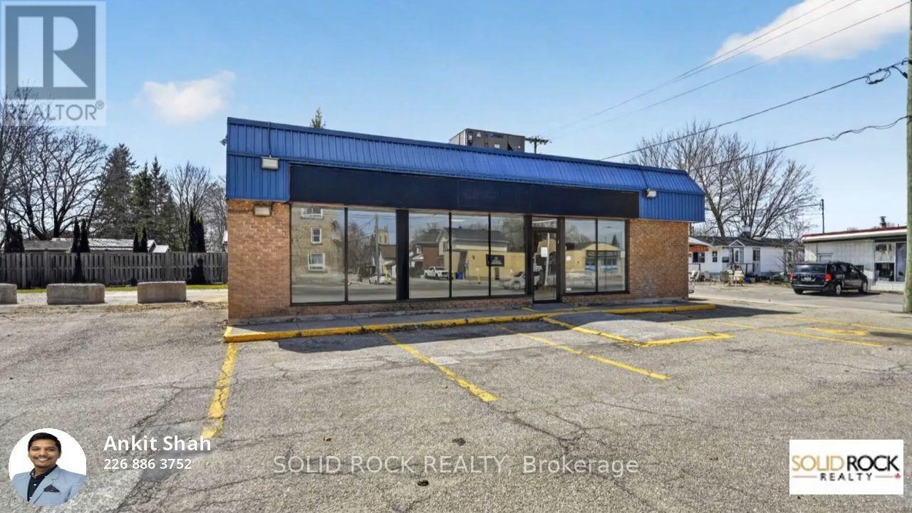 Studio for Rent in Ottawa – 30 WILSON STREET W, Ottawa – By Peter Sagos - Image 1