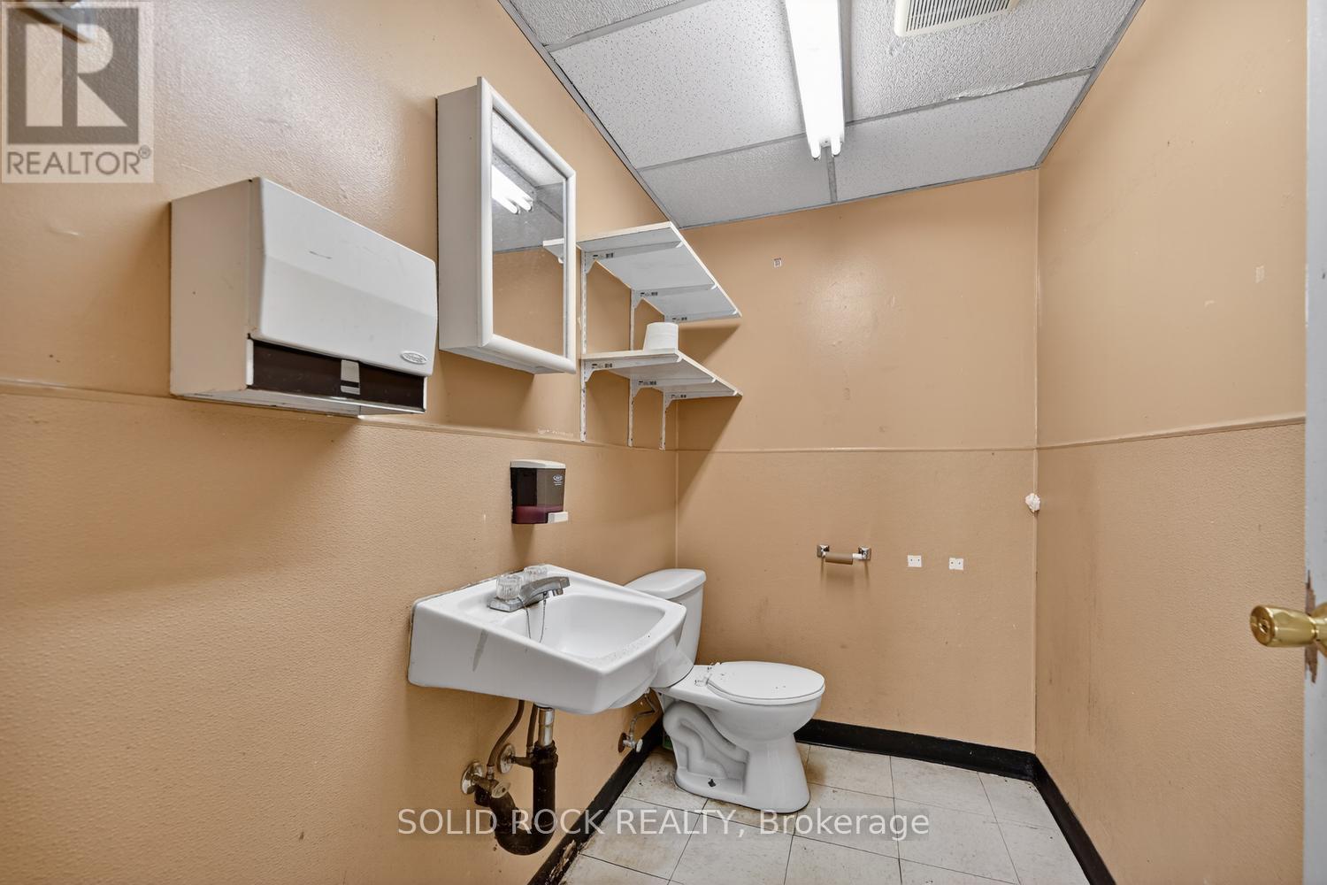 Studio for Rent in Ottawa – 30 WILSON STREET W, Ottawa – By Peter Sagos - Image 11