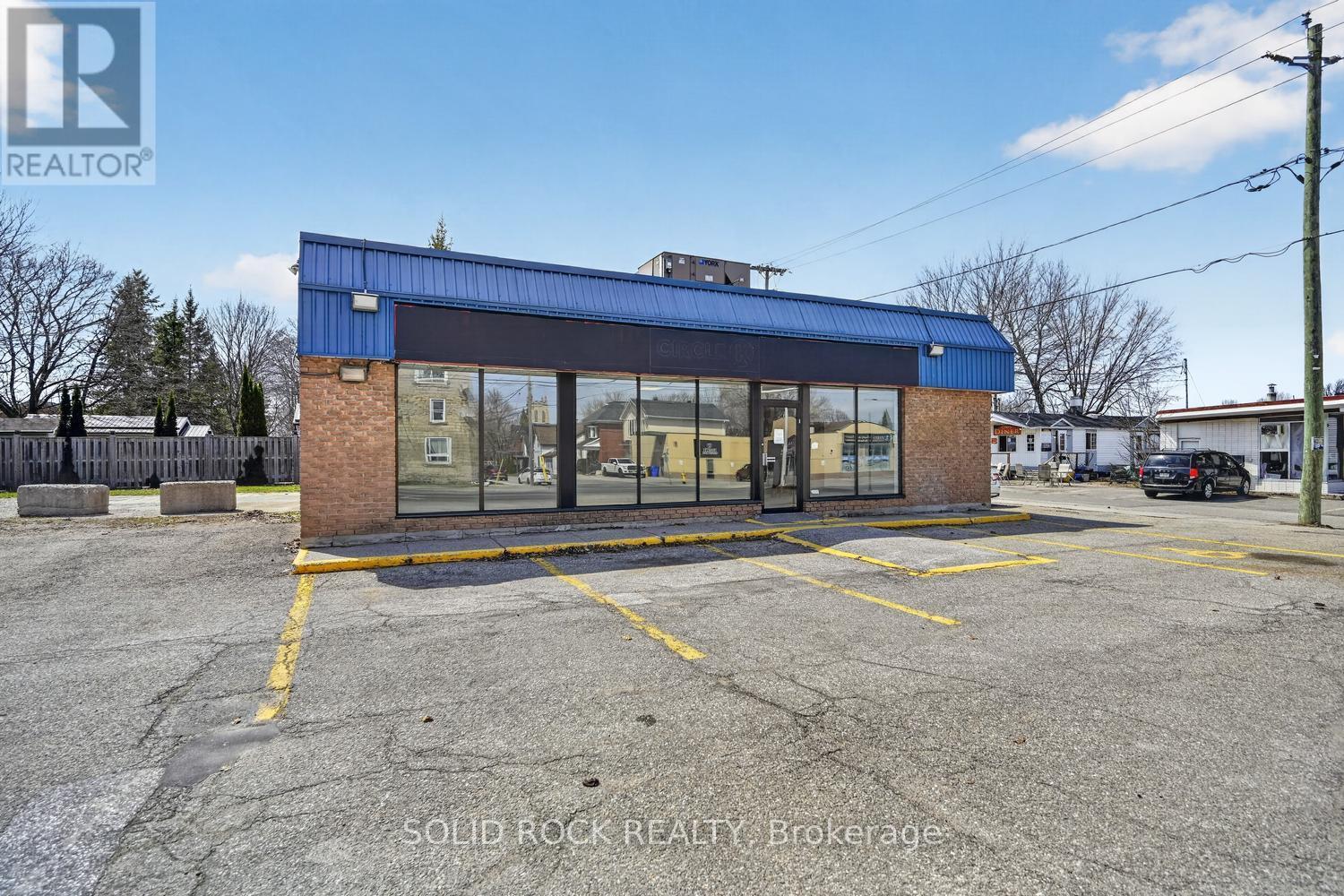 Studio for Rent in Ottawa – 30 WILSON STREET W, Ottawa – By Peter Sagos - Image 2