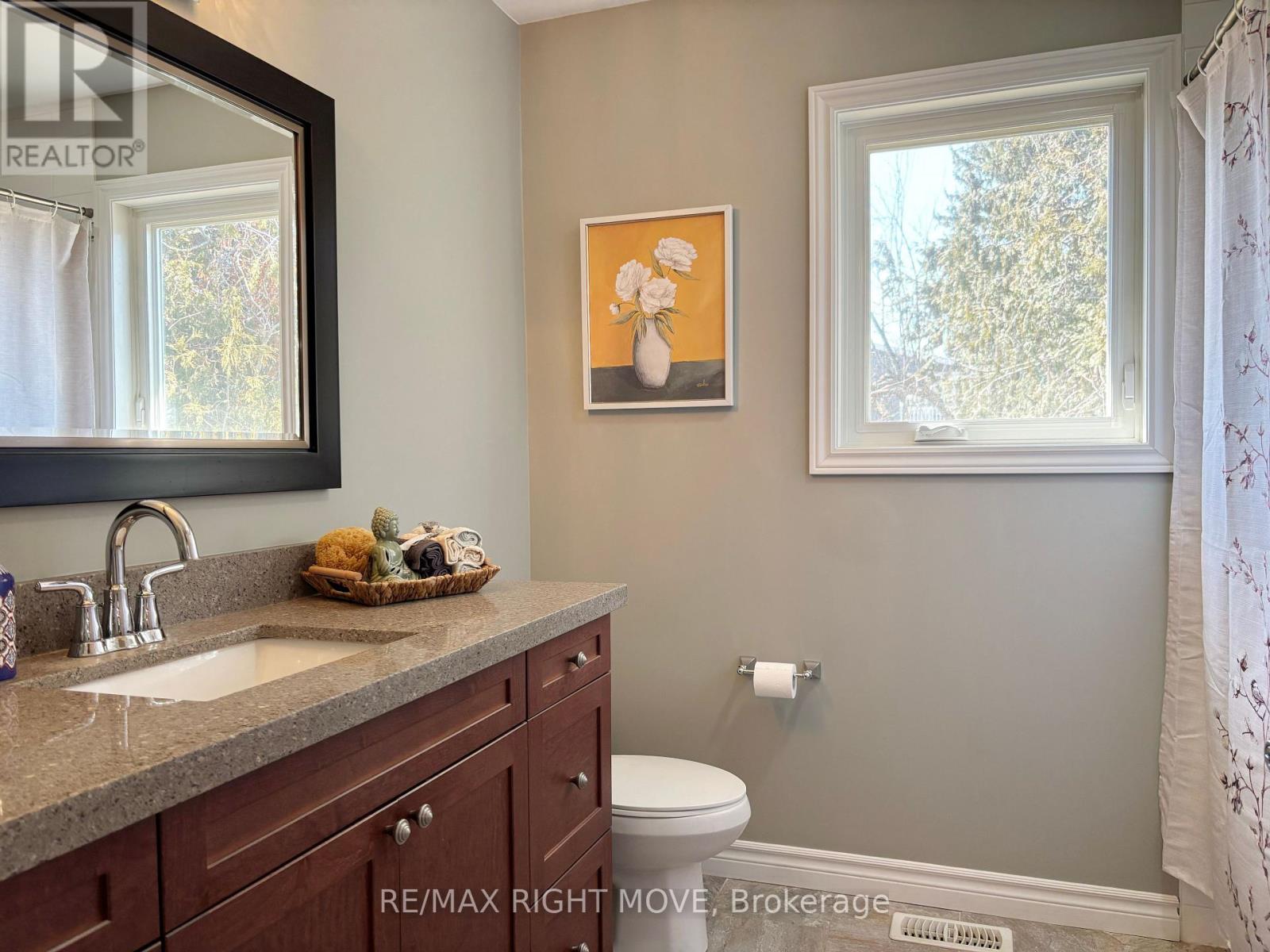 4 pc main bath with granite