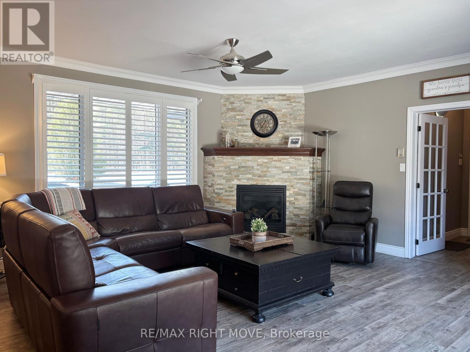 Livingroom gas fireplace