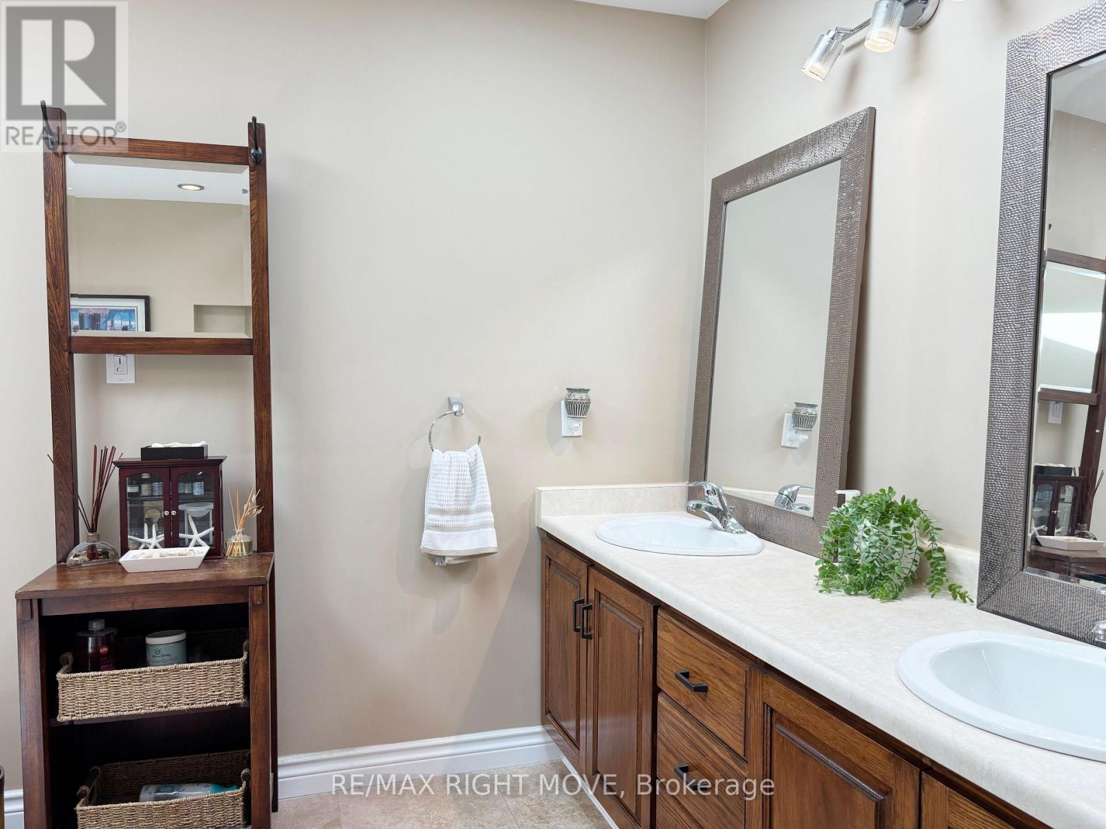 Main upper bath with double sinks