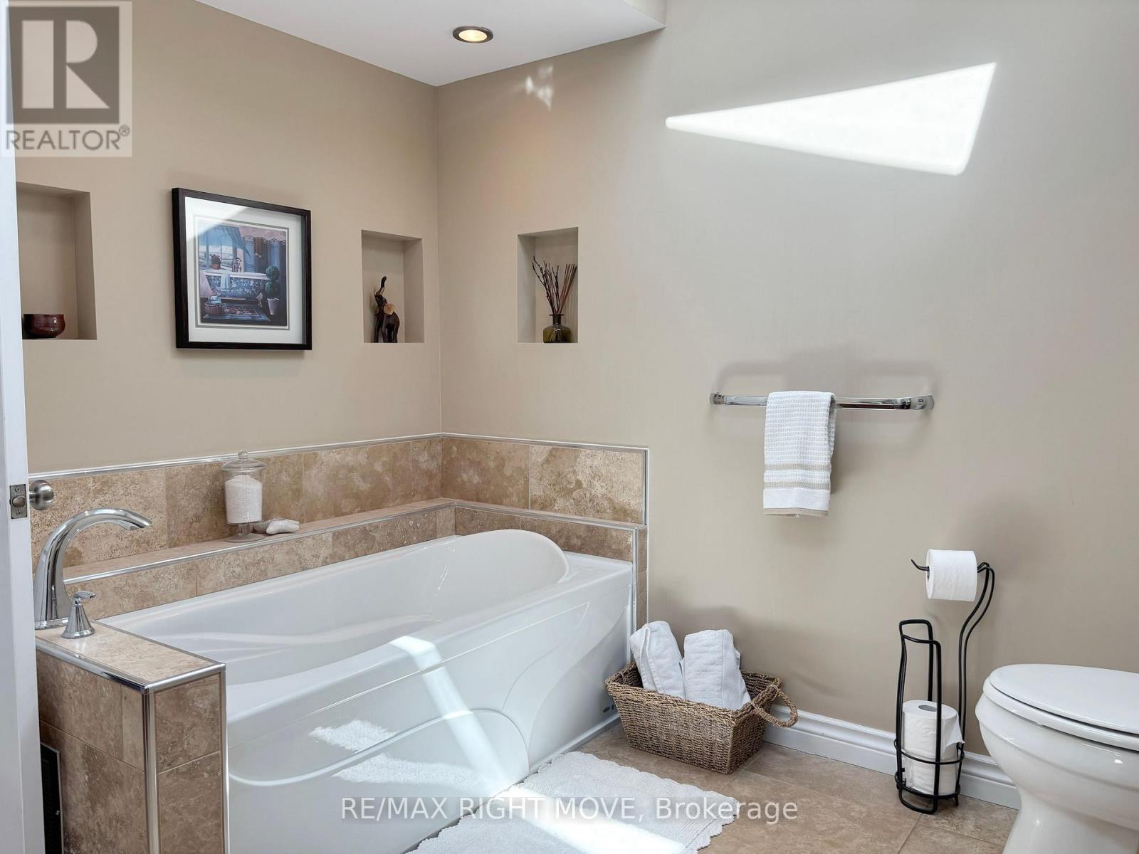 Tub in main upper bath