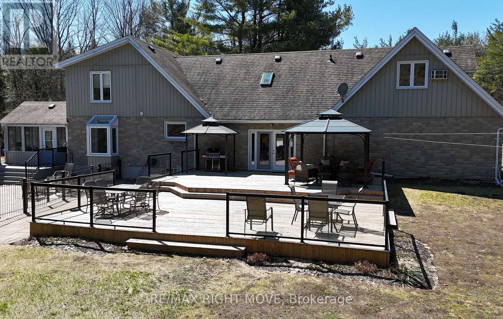 Extensive decking