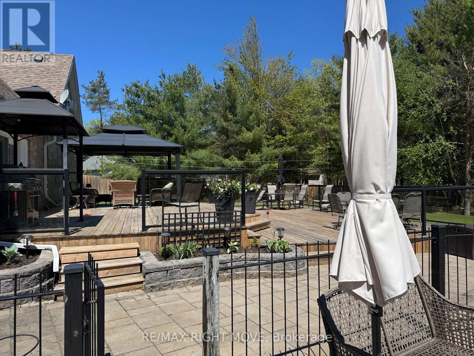 lots of landscaping features