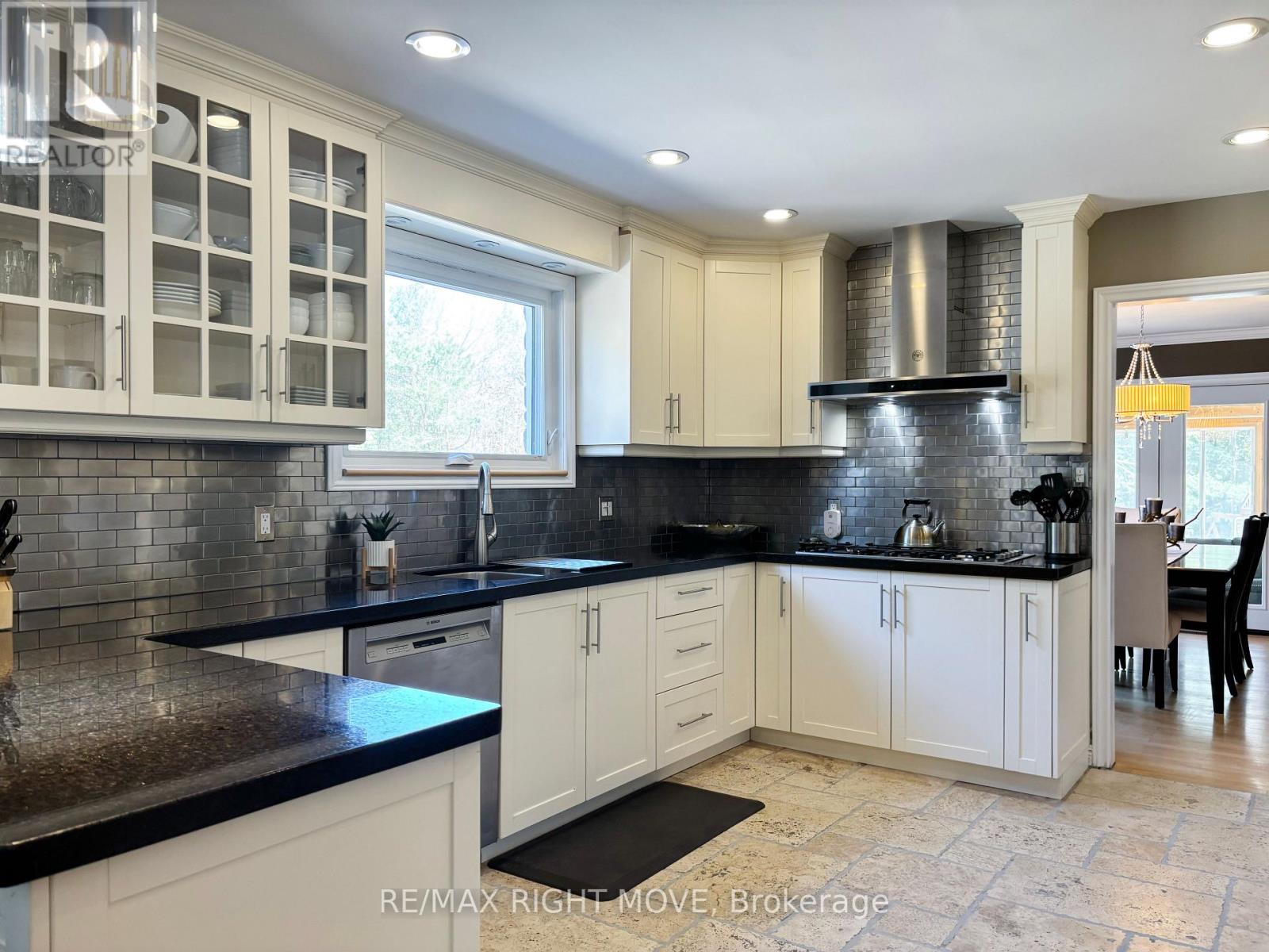 Granite, gas cooktop
