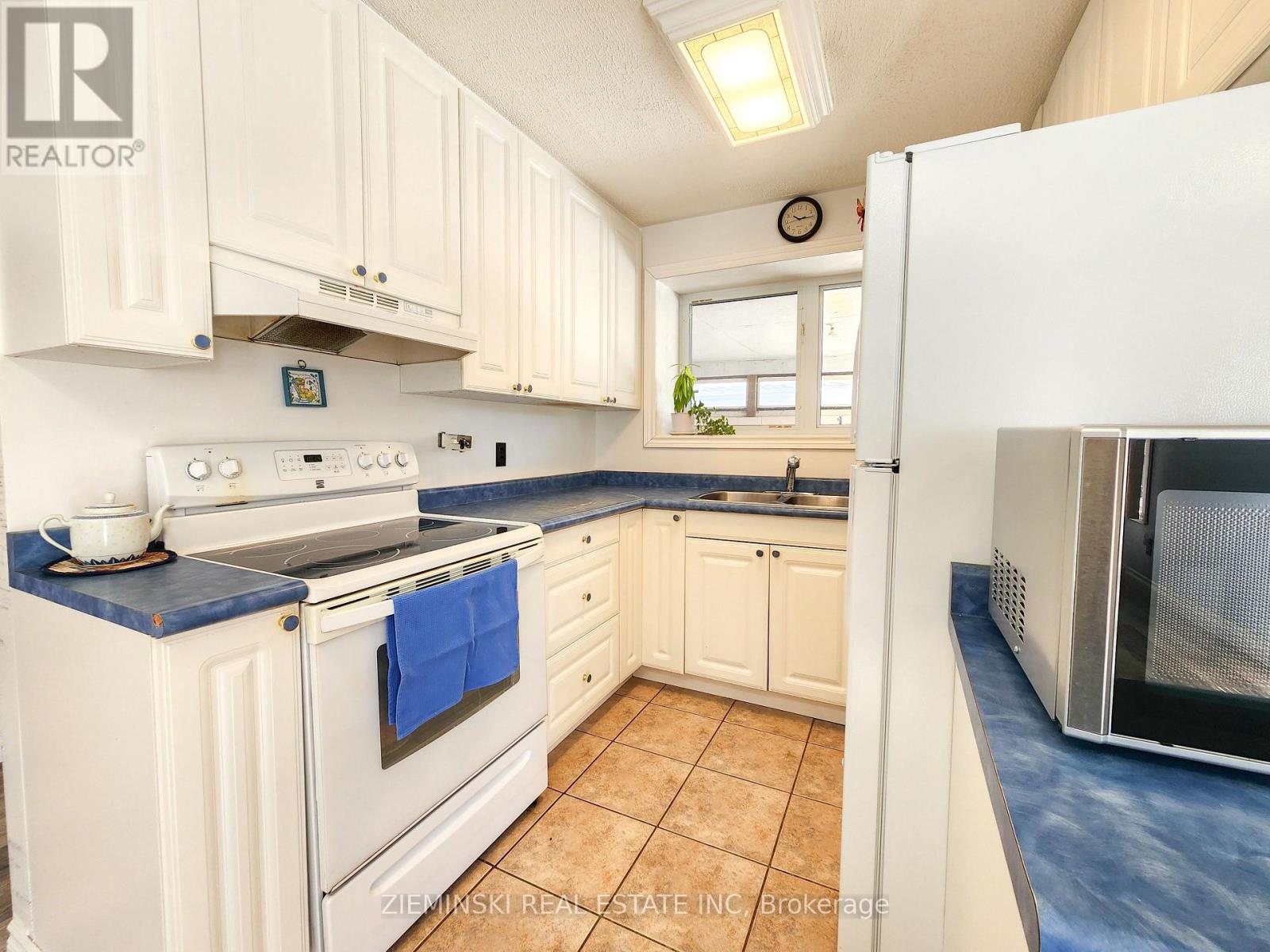120 PICADILLY CIRCLE - 12