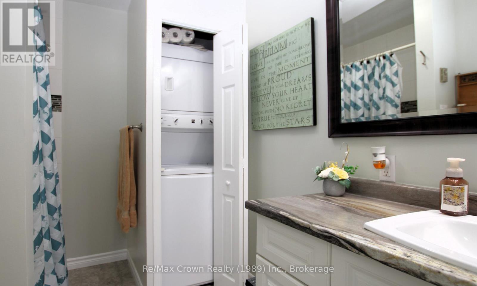 Main floor bath w/laundry