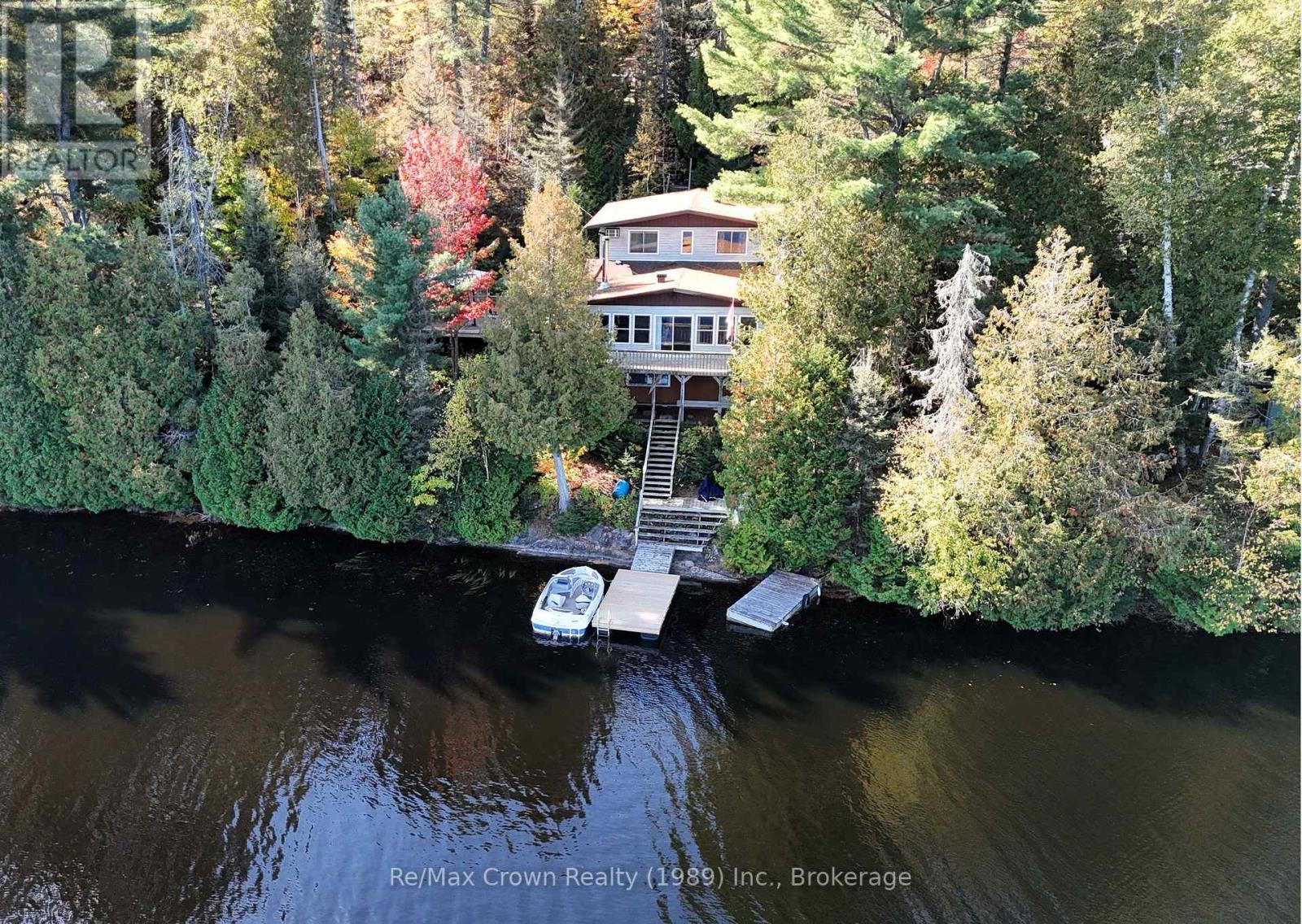 4 season Home steps perched at the water's edge