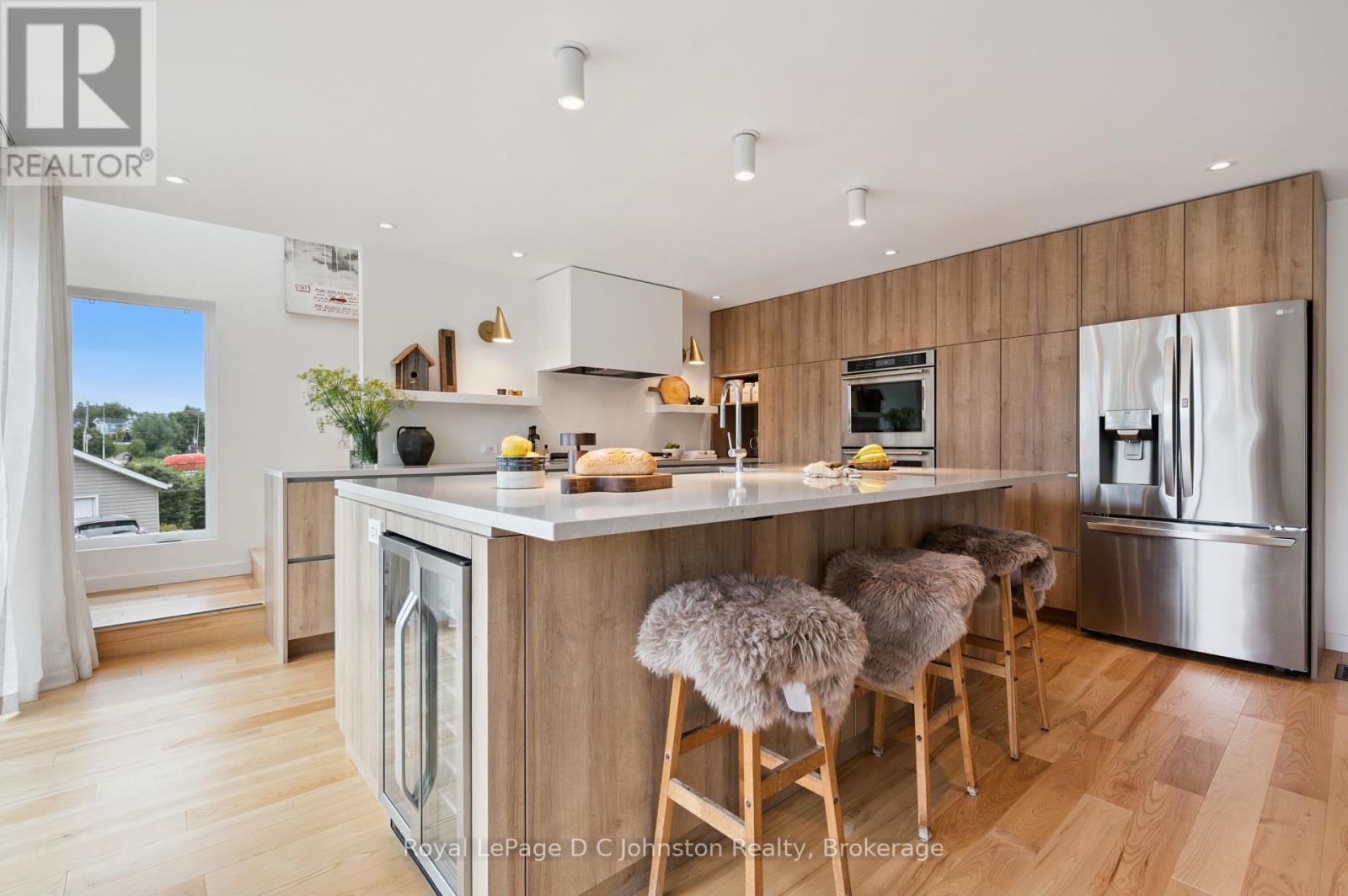66 HURON STREET N - 16