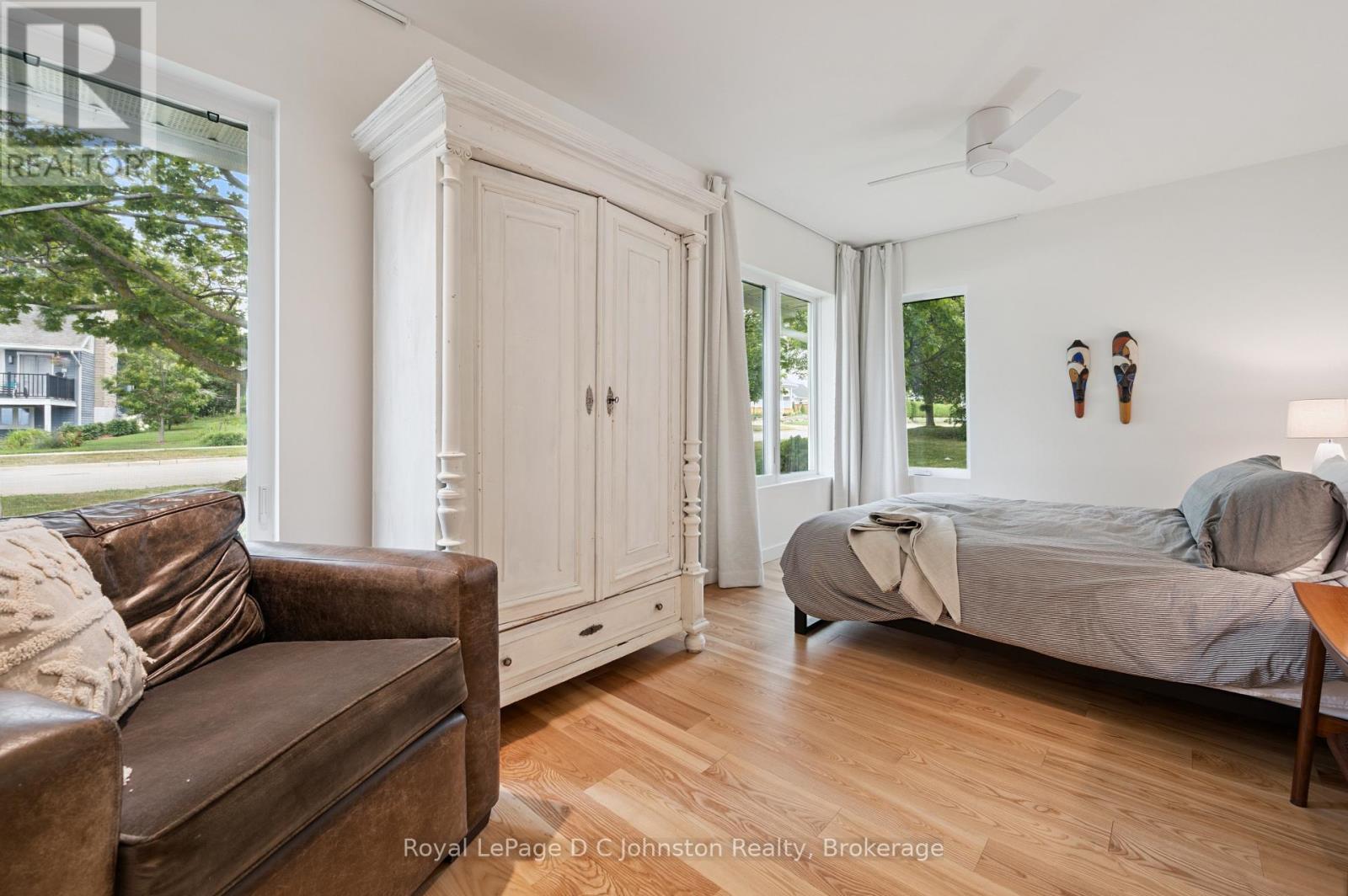 66 HURON STREET N - 22