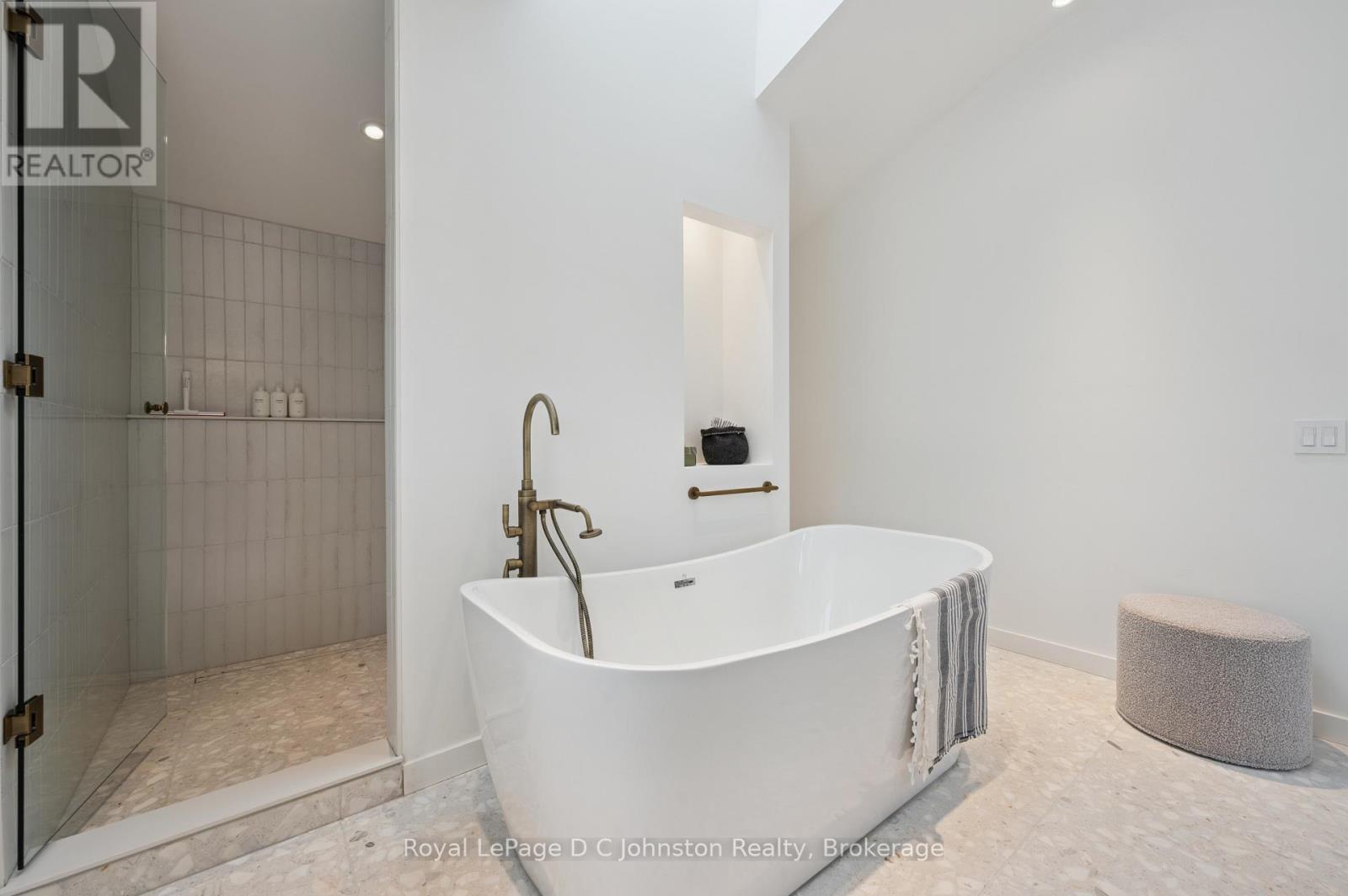 66 HURON STREET N - 31