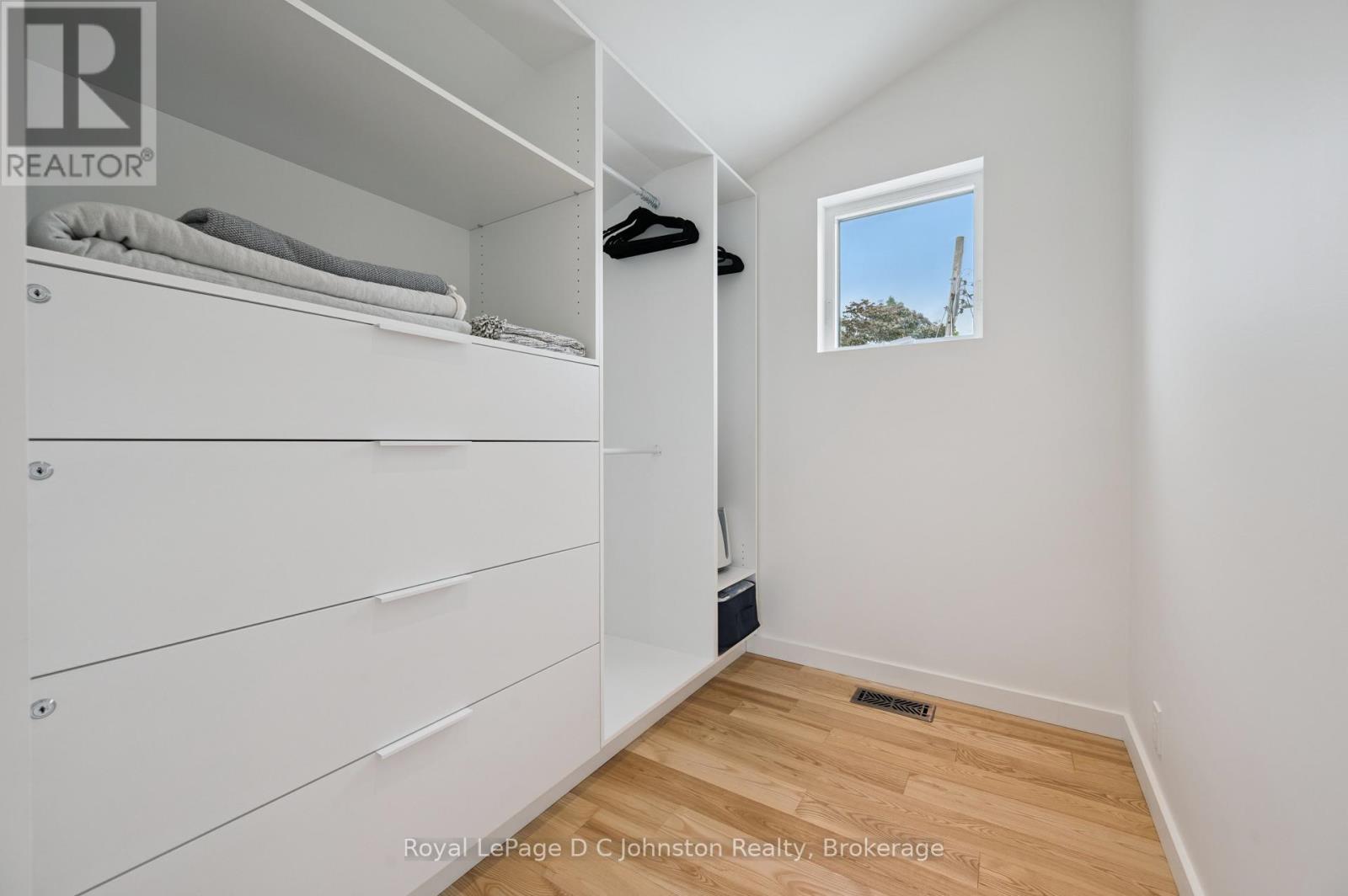 66 HURON STREET N - 32