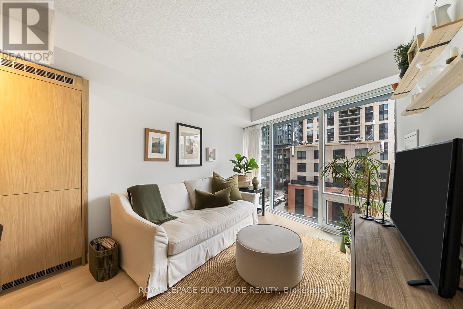 #605 60 SHUTER STREET - 11