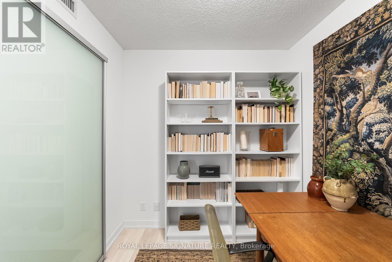 #605 60 SHUTER STREET - 21