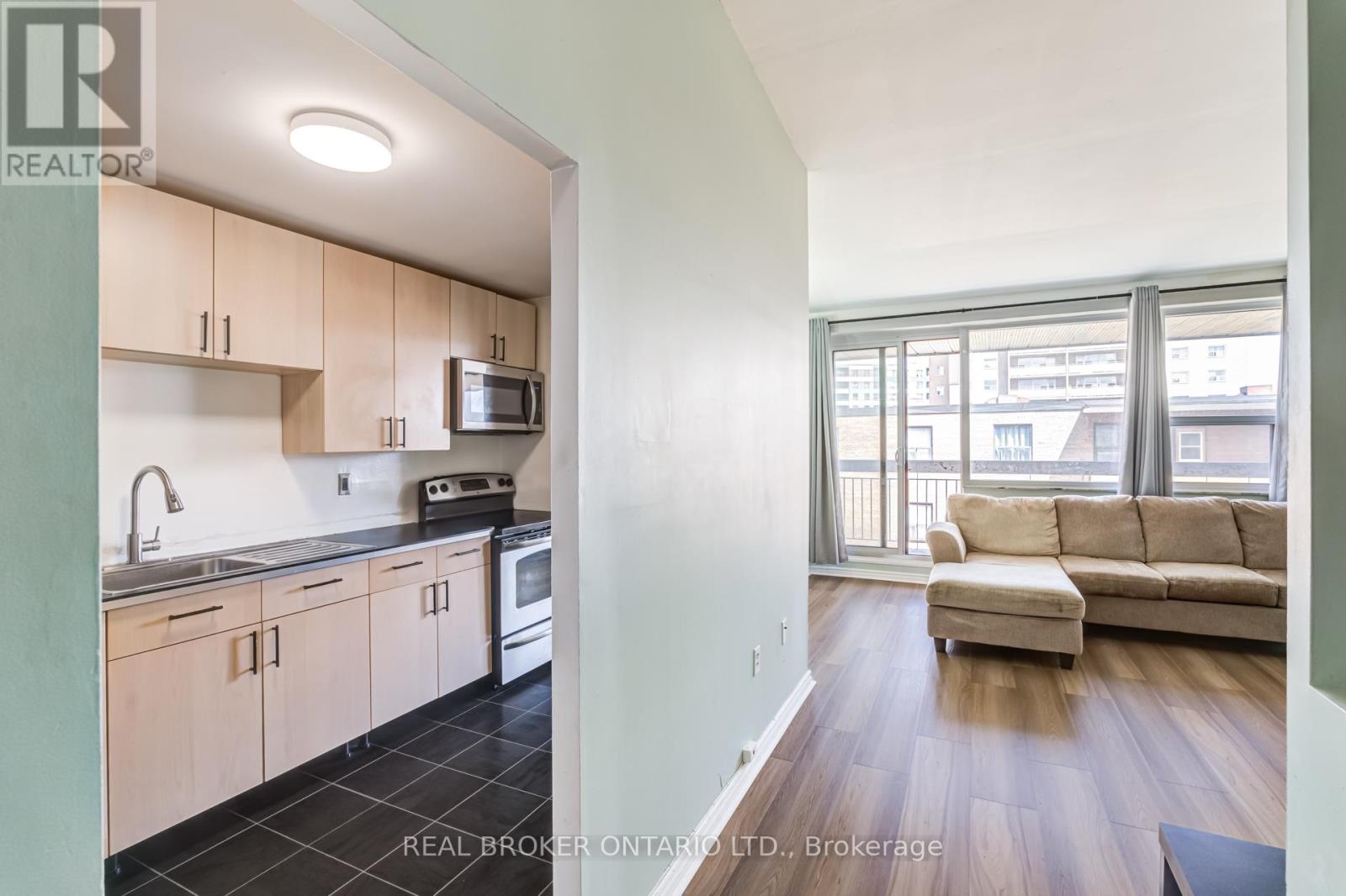 #402 4060 LAWRENCE AVENUE E - 5