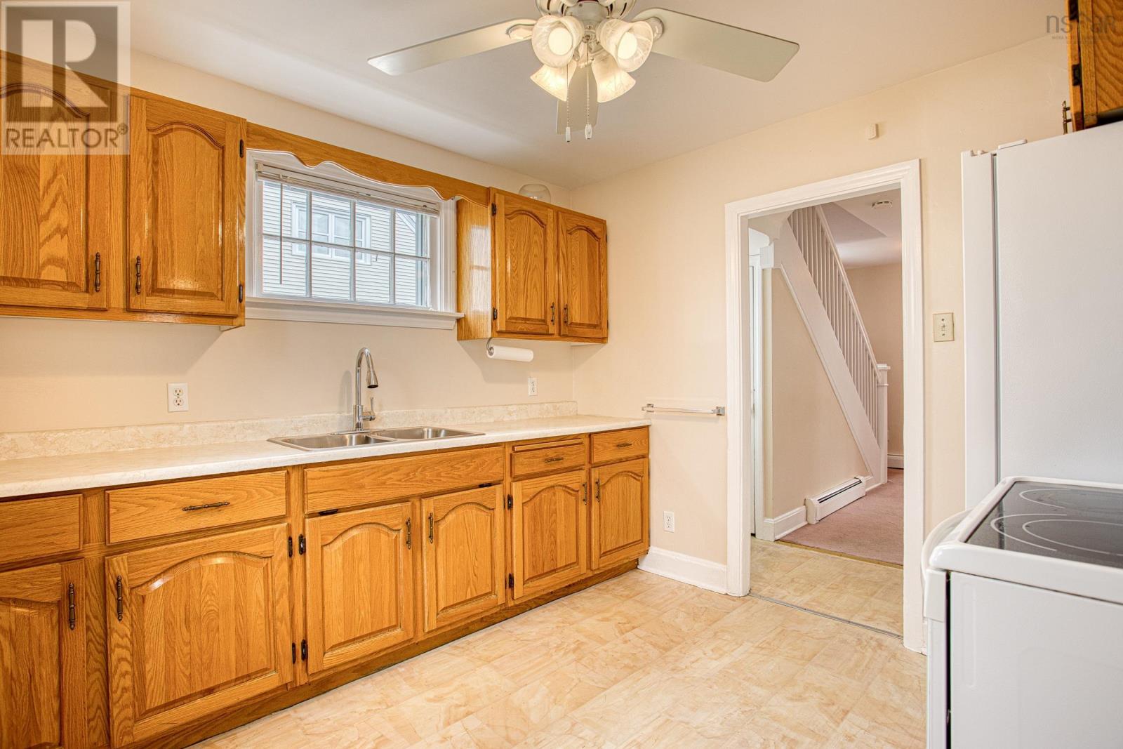 Property 23 of 39 of 3058 Connaught Avenue