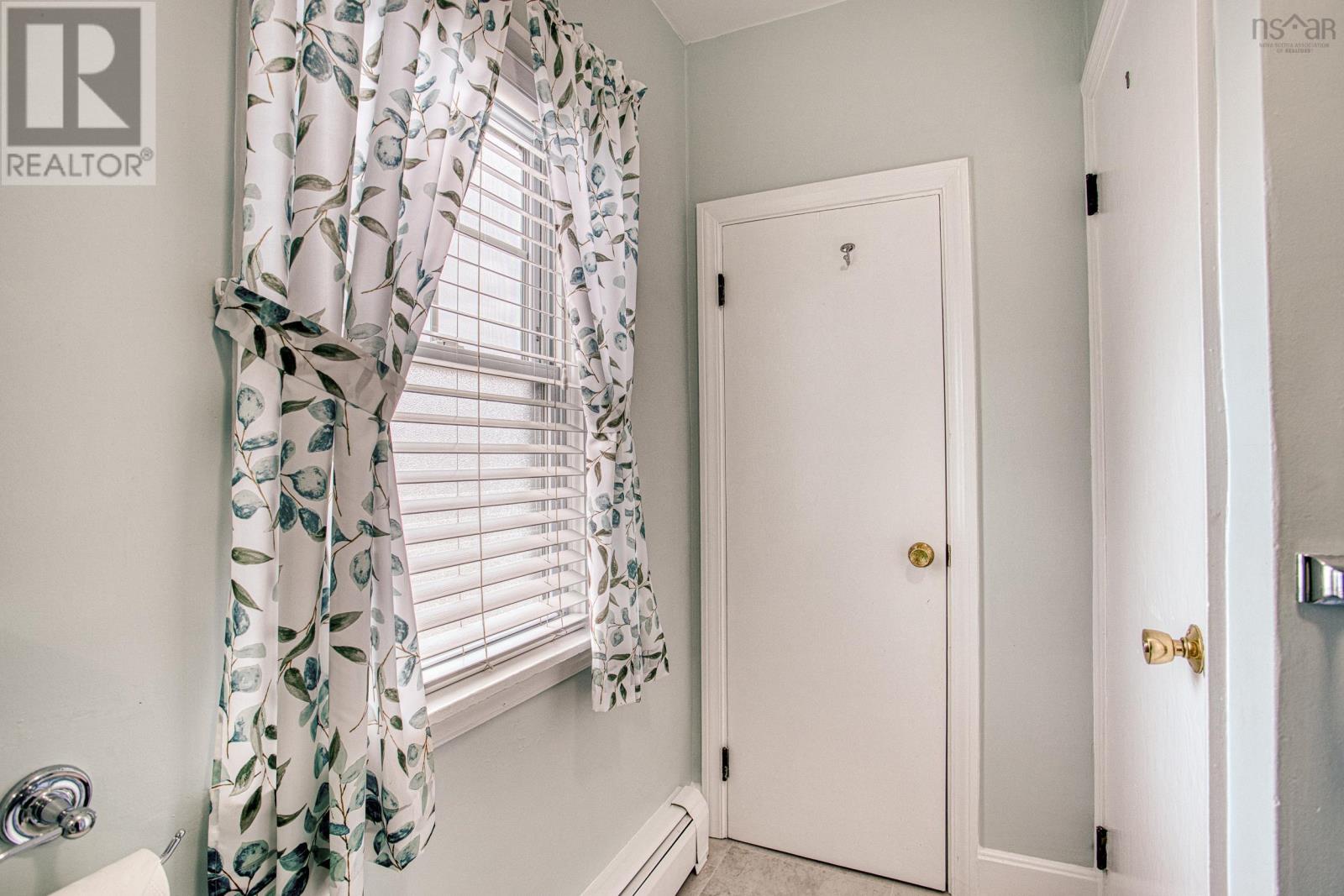 Property 33 of 39 of 3058 Connaught Avenue