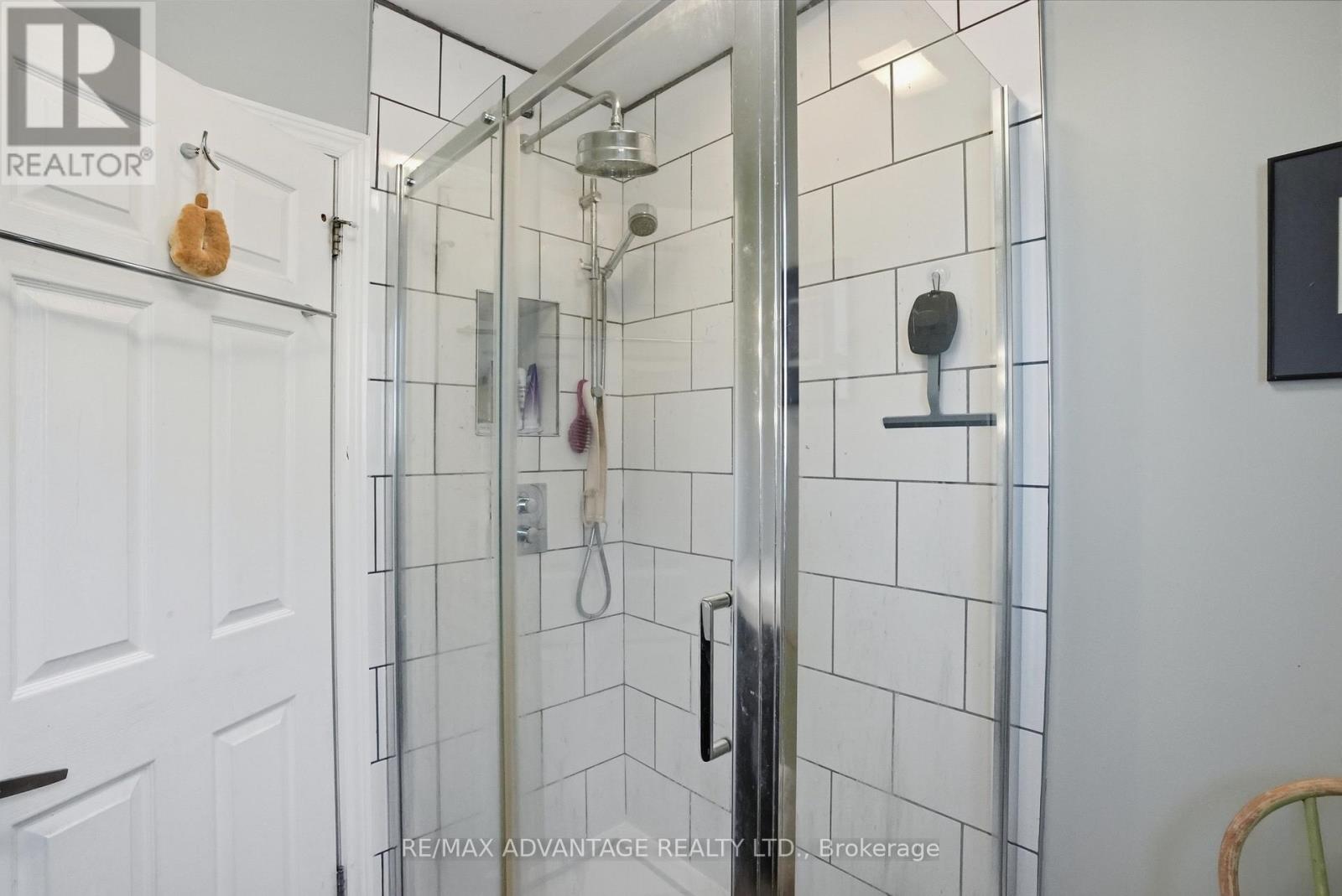 Upper level shower