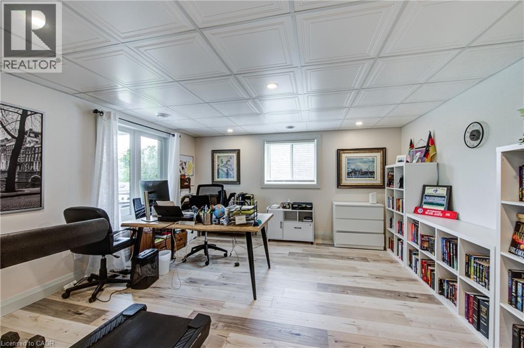 27 RIDGEWOOD Crescent — photo 35