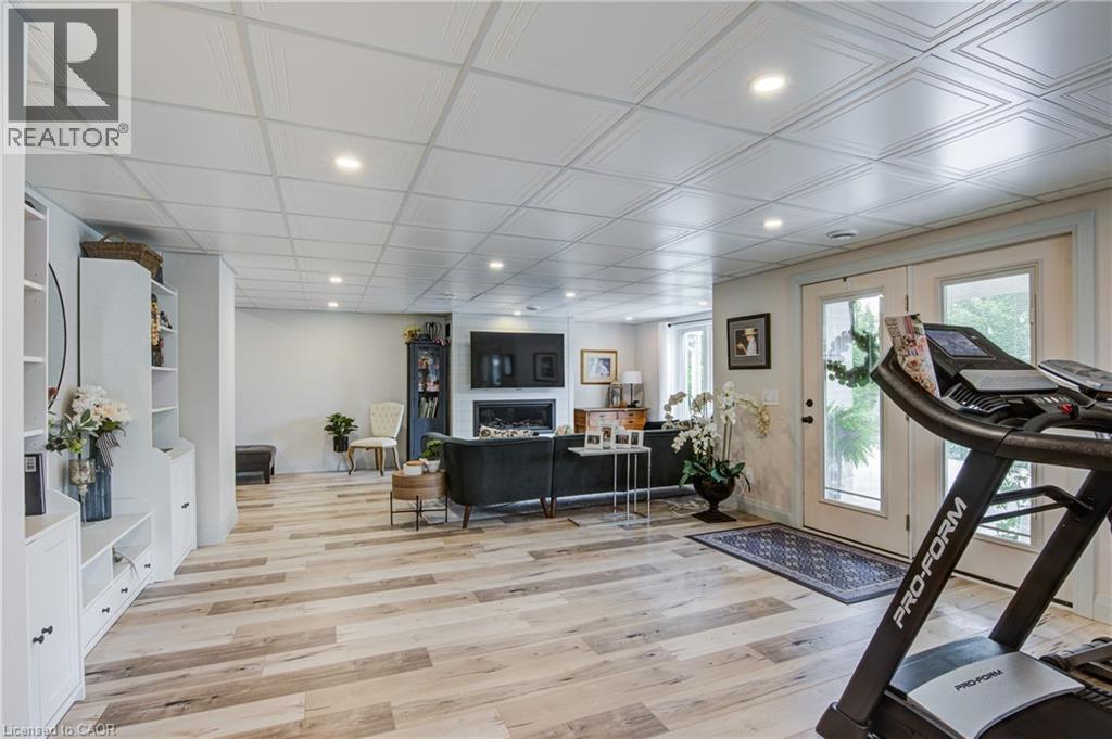 27 RIDGEWOOD Crescent - 34