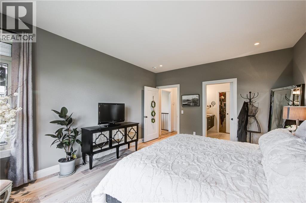 27 RIDGEWOOD Crescent - 25