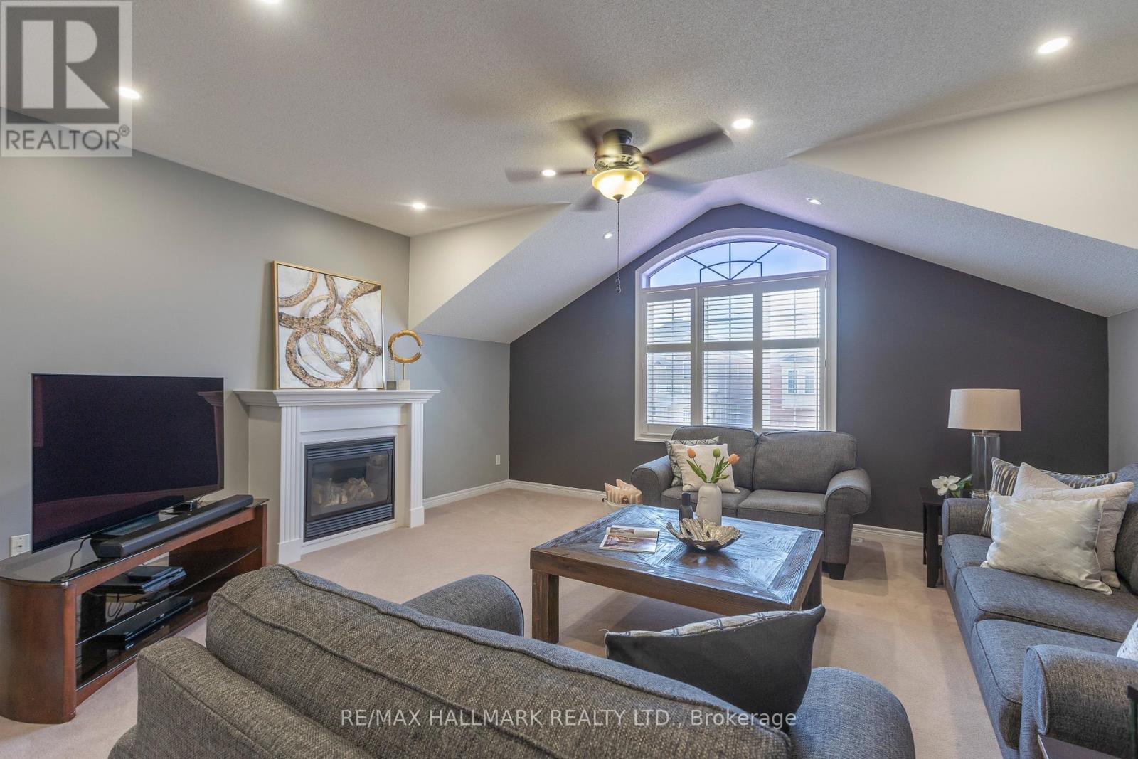 With Gas Fireplace