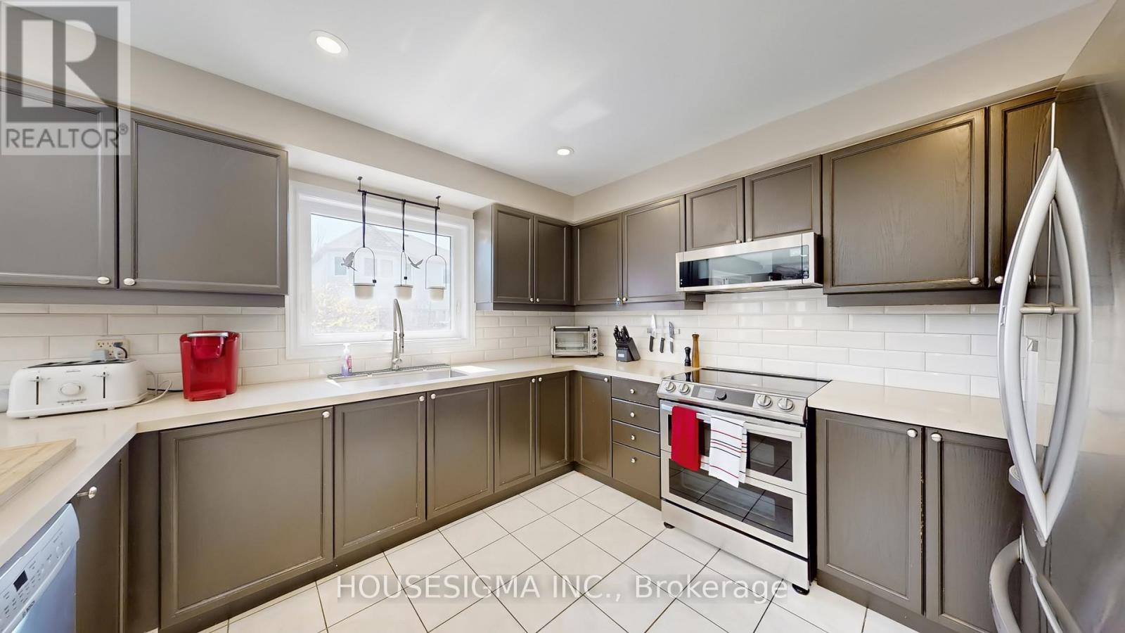 32 WILLOUGHBY WAY - 12