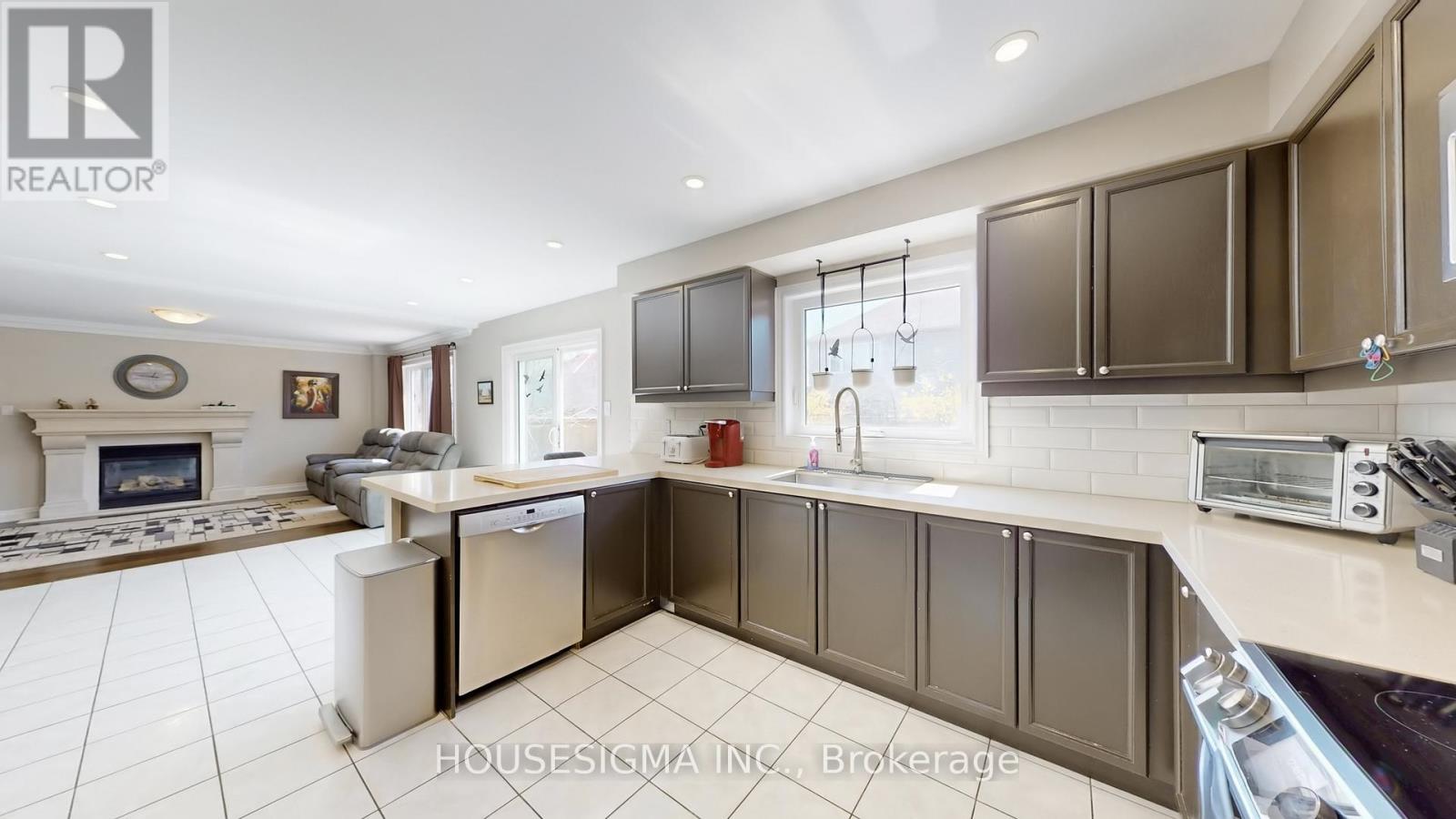 32 WILLOUGHBY WAY - 14