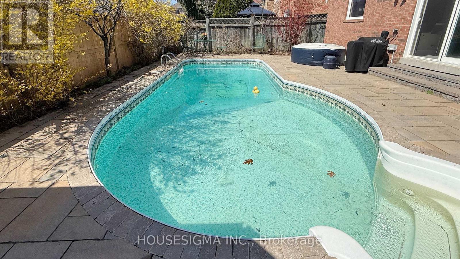 32 WILLOUGHBY WAY - 38