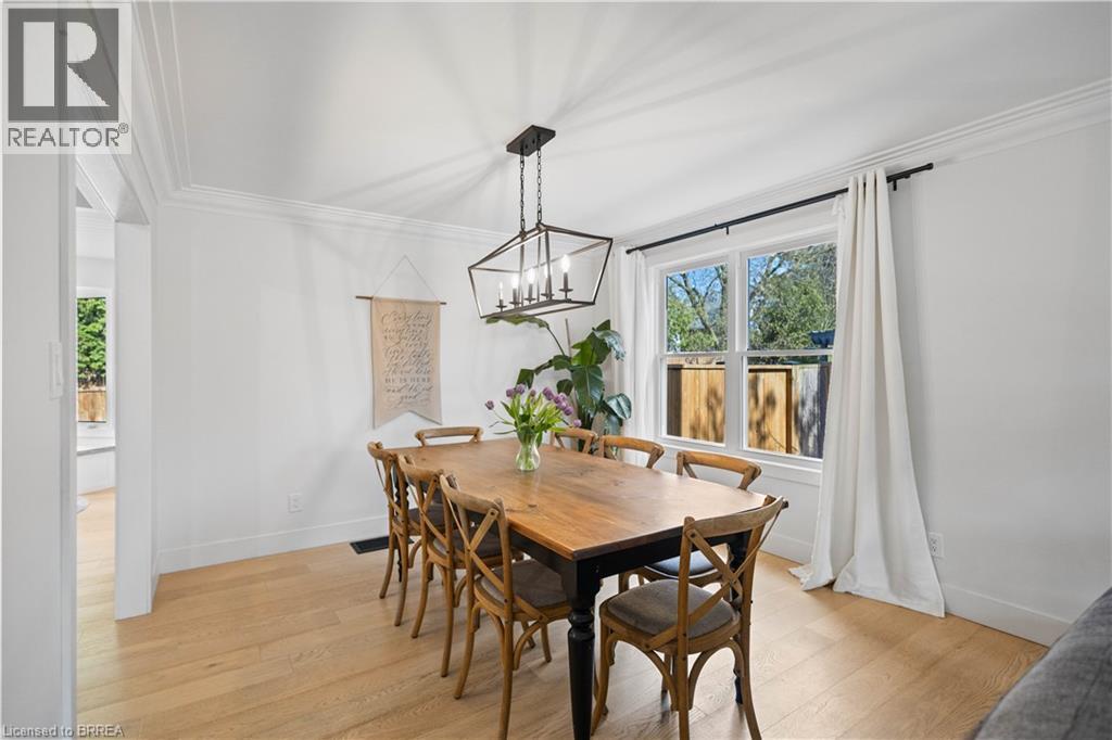 7 COLONIAL Crescent - 9
