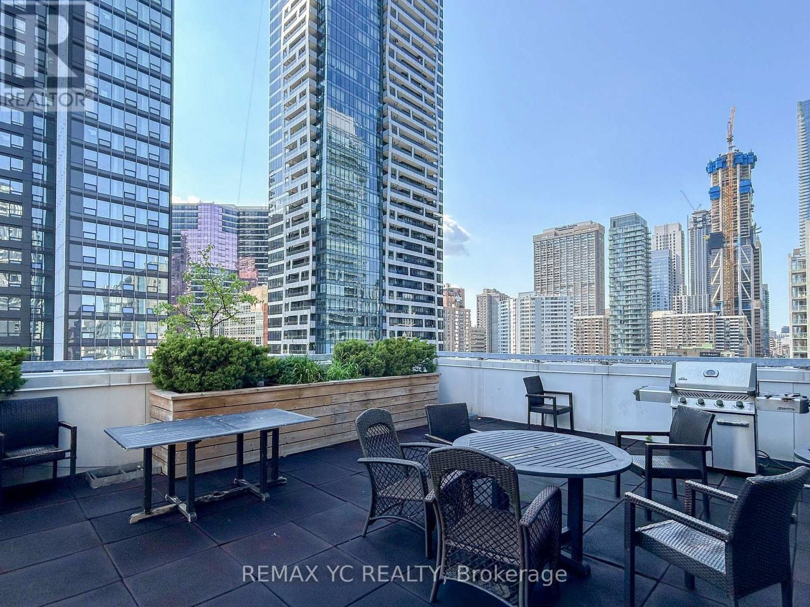 #306 8 WELLESLEY STREET E - 27