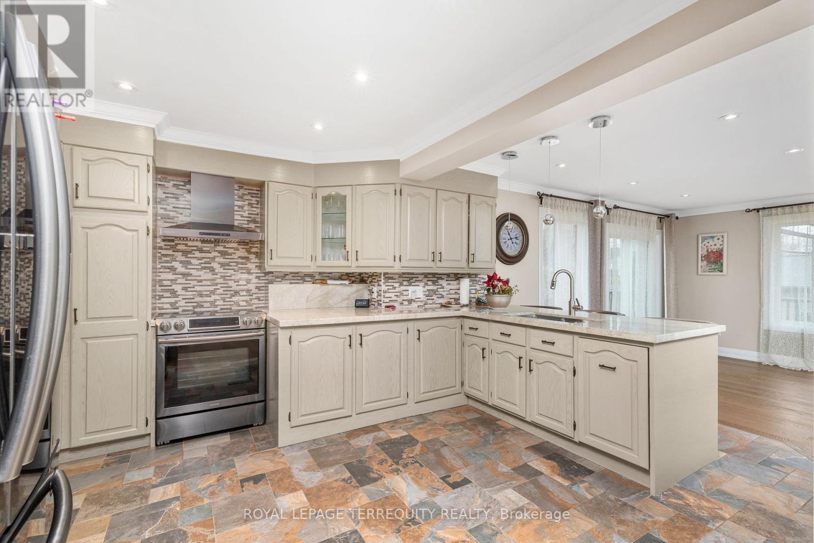 582 HYACINTHE BOULEVARD - 9