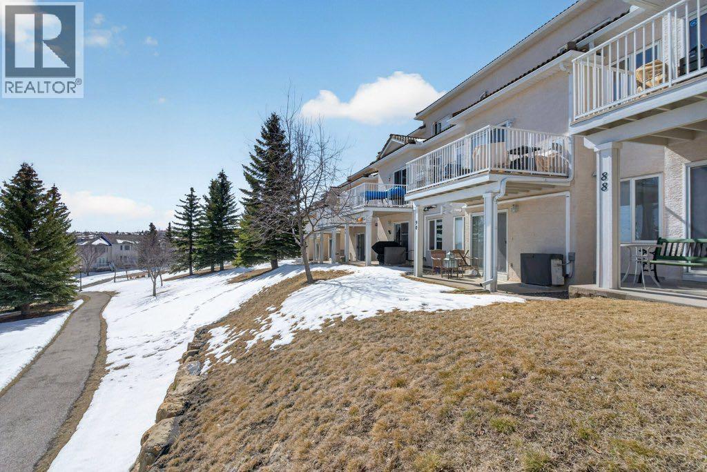 92 Hamptons Link NW — photo 40