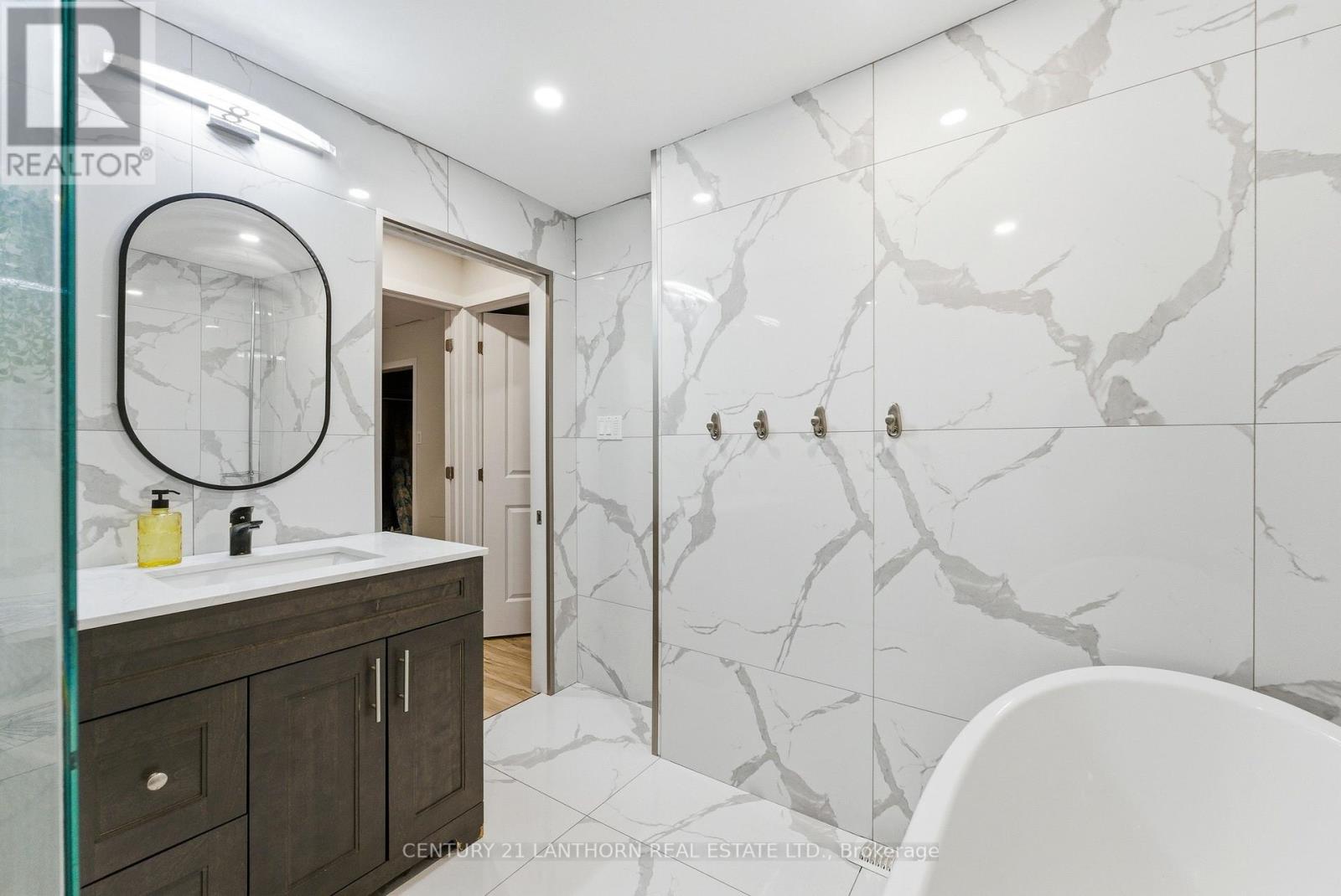 4 piece upper bathroom