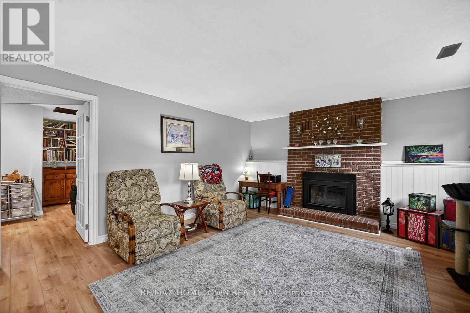 5 MEIKLE DRIVE - 22