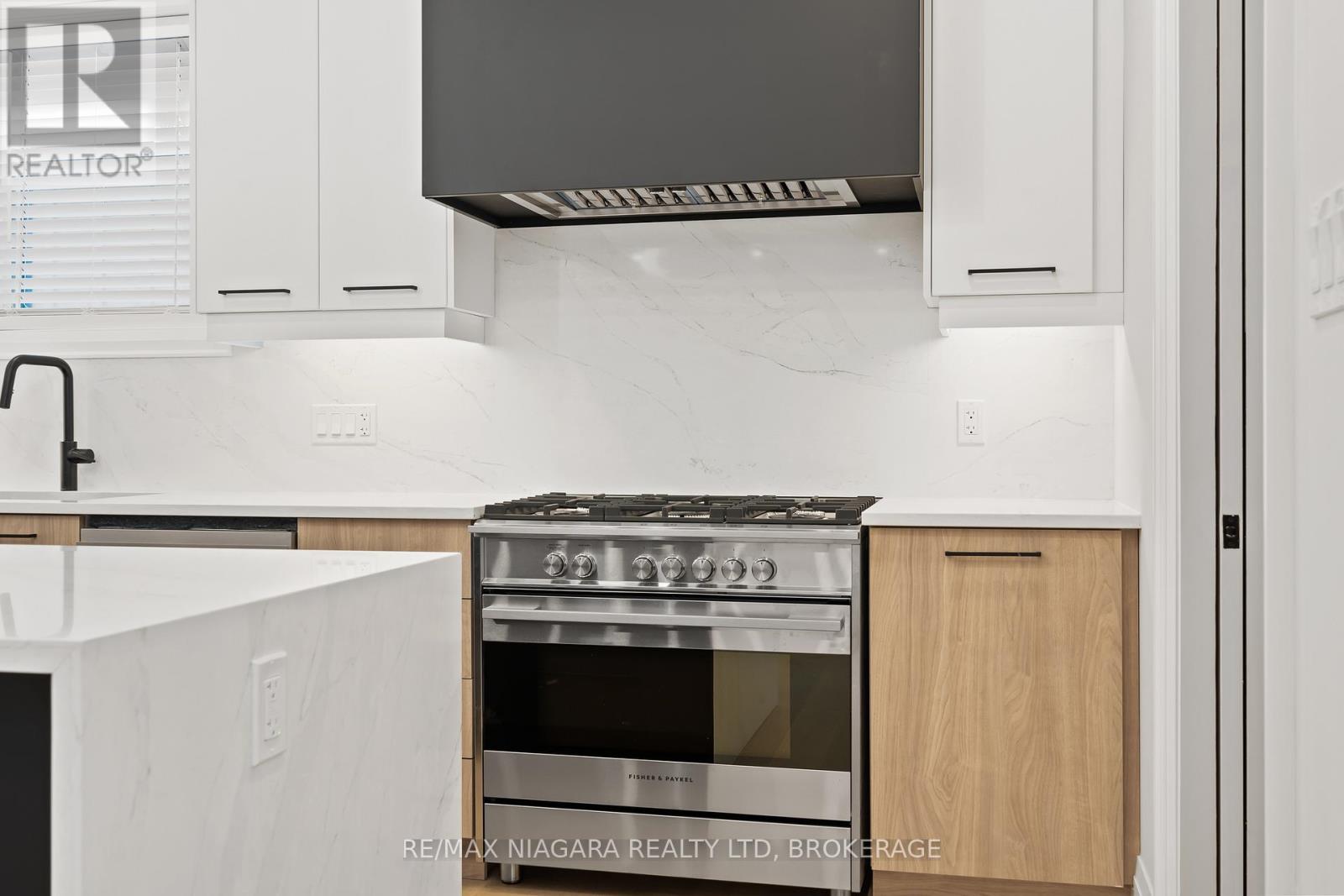 16 ACCURSI CRESCENT - 12