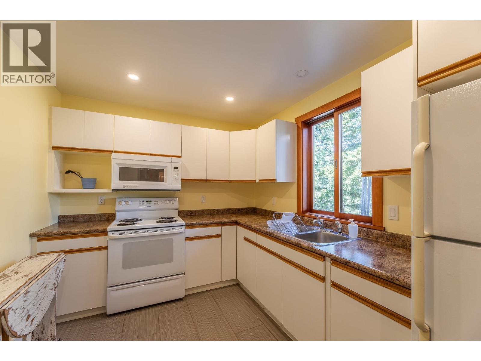  8105 Princeton - Summerland Road, Summerland