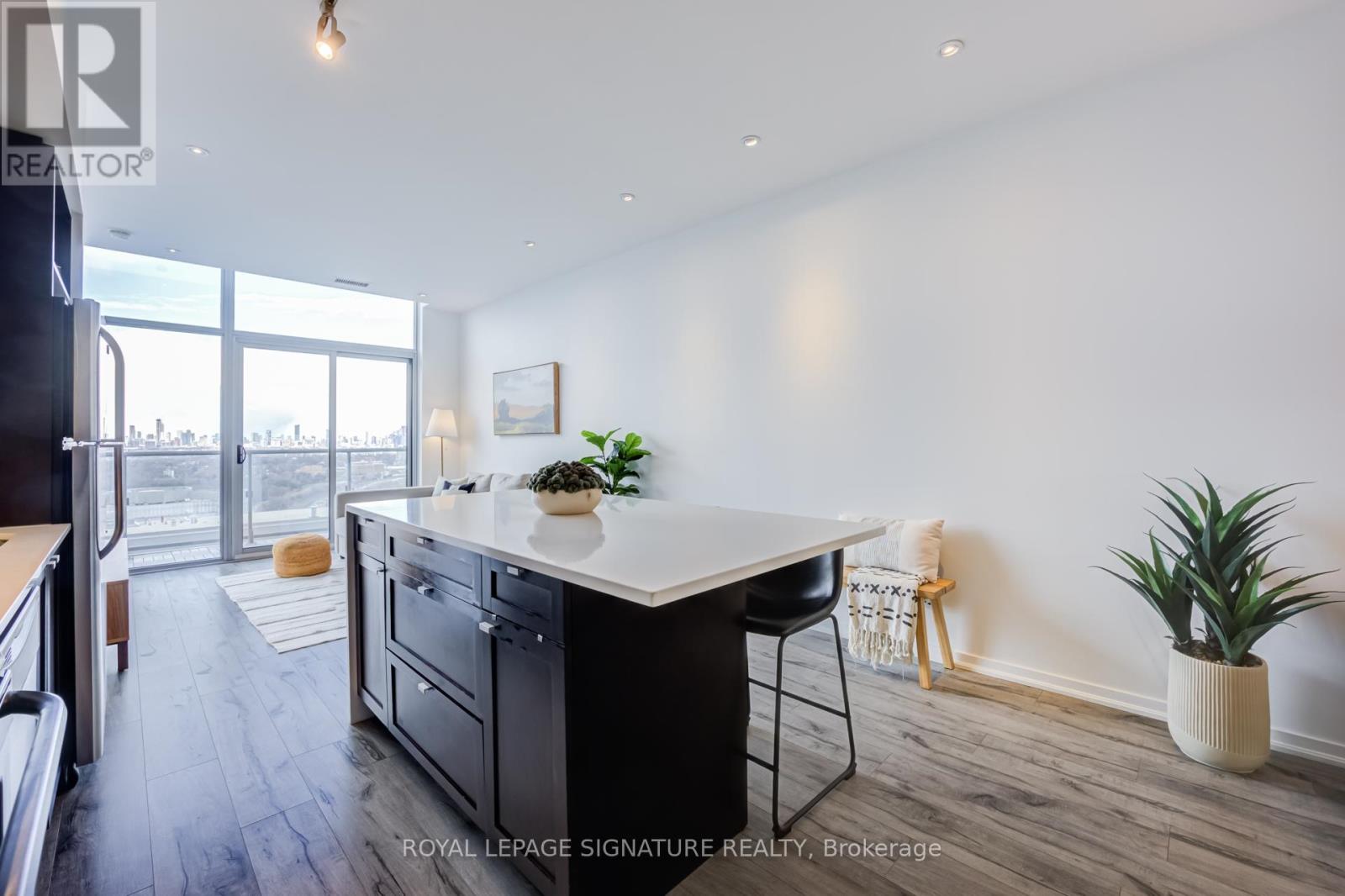 3513 - 105 THE QUEENSWAY — photo 4