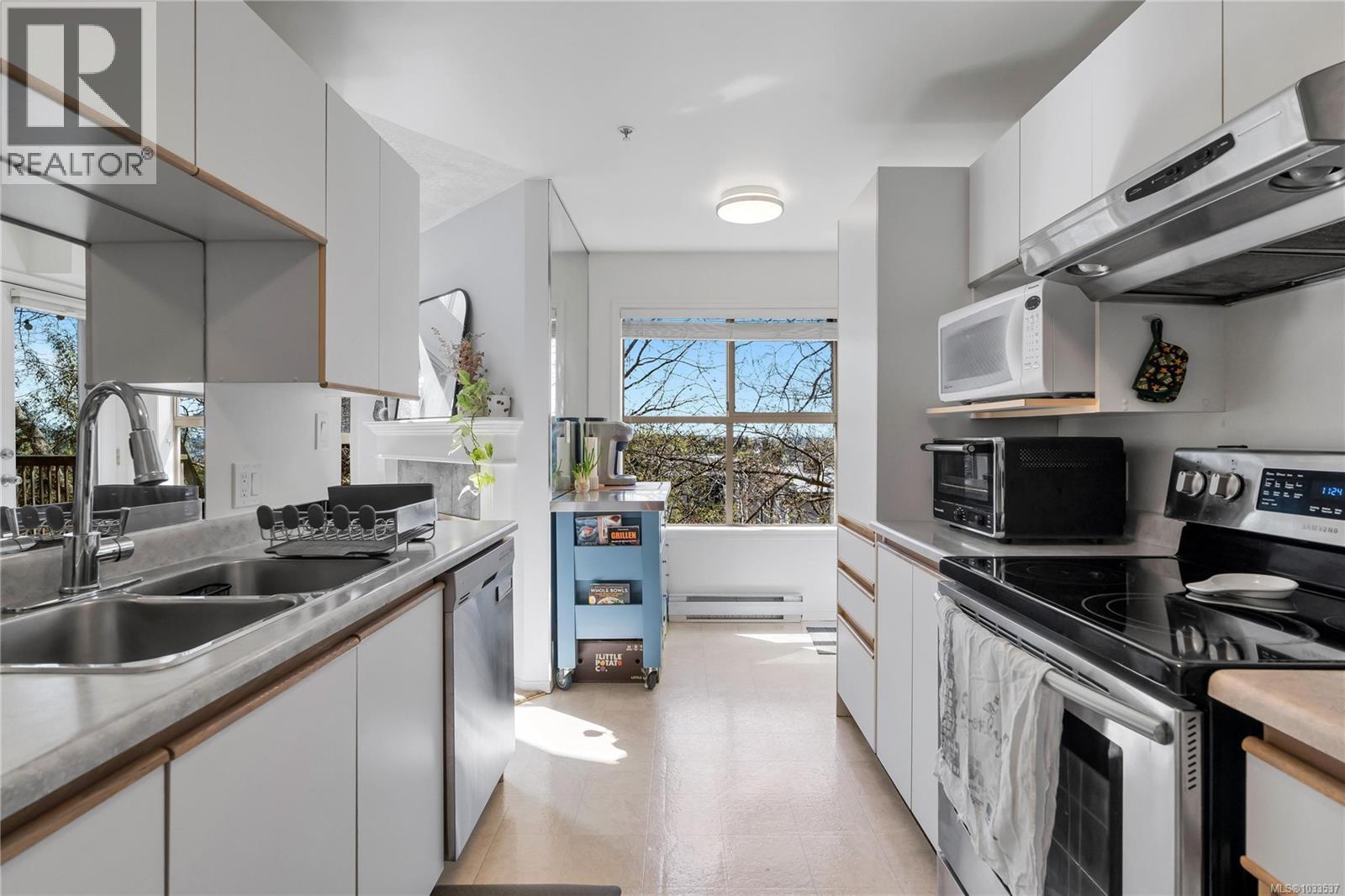 #405 3363 Glasgow Ave - 13